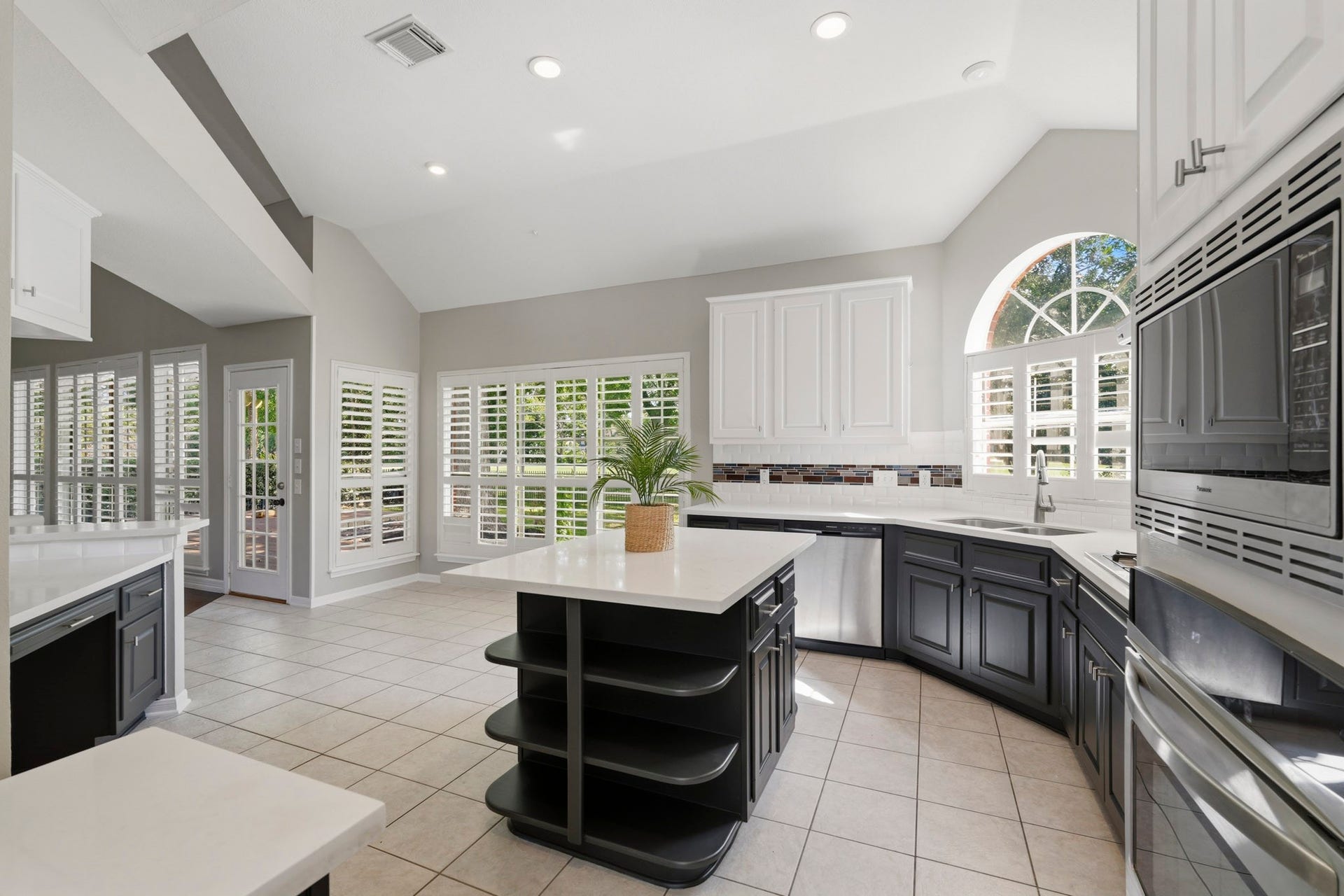 Look at the height of these ceilings.