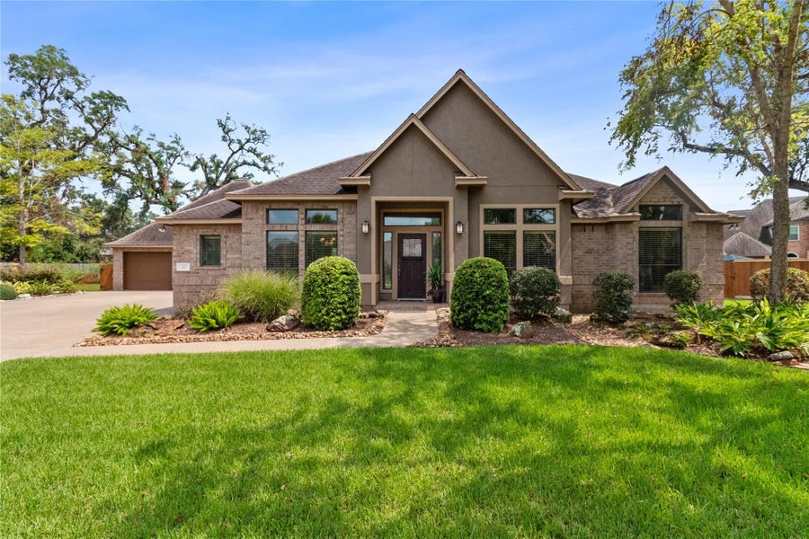 Property photo for 55 Canyon Oak Court, Lake Jackson, TX