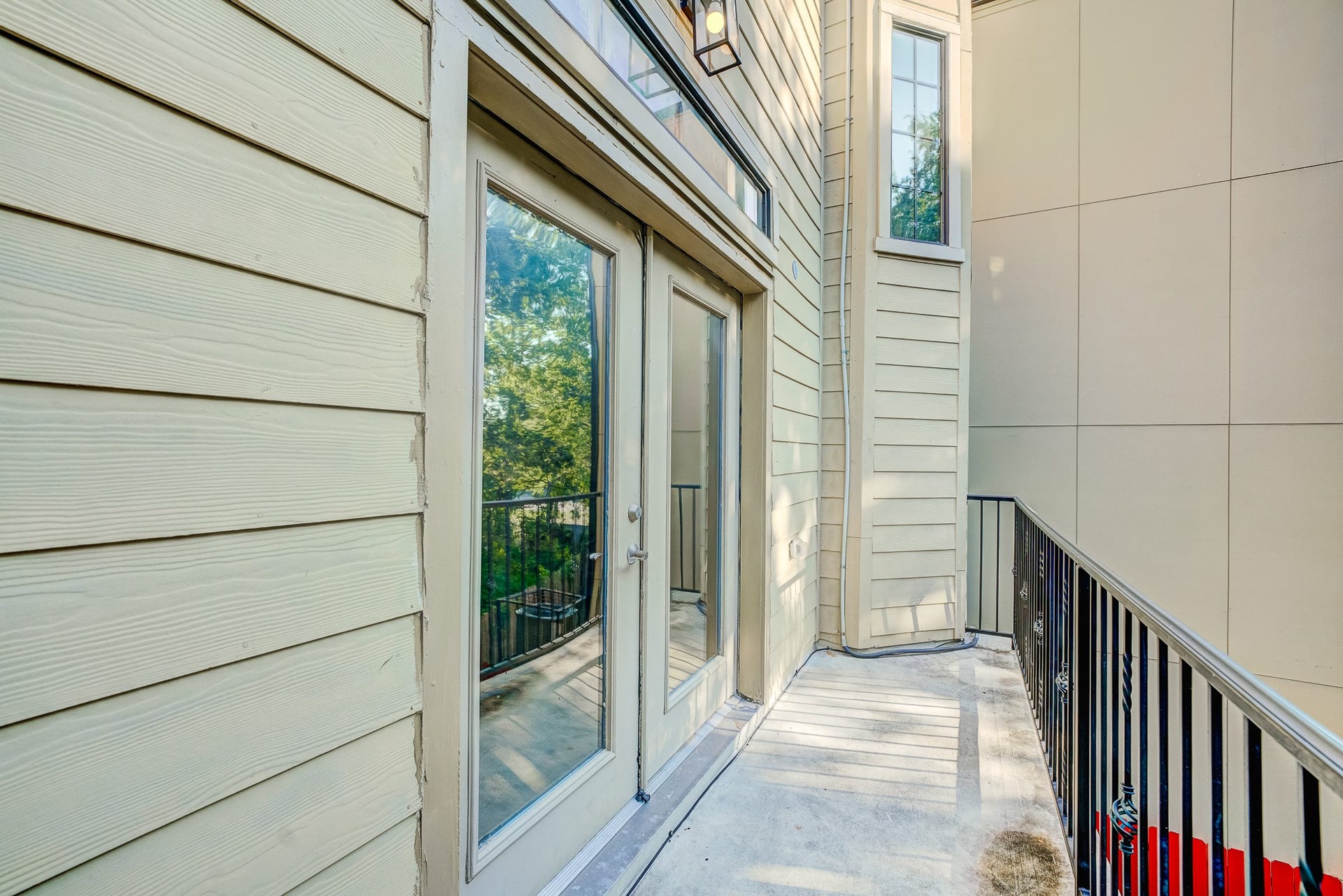 4118 Bonner View Lane, Houston, TX 77007 Balcony off the living room