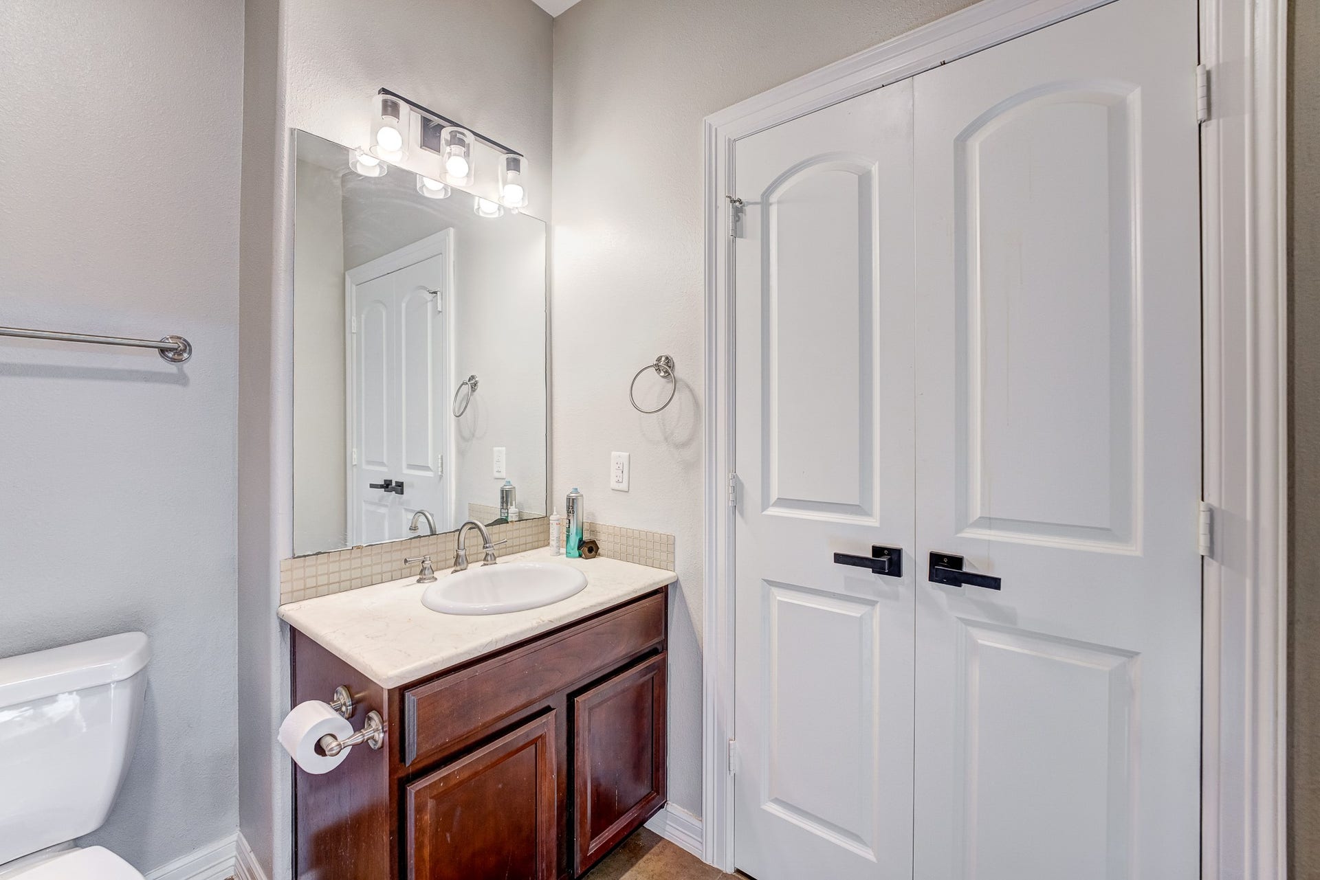 4118 Bonner View Lane, Houston, TX 77007 Secondary bathroom (first floor)