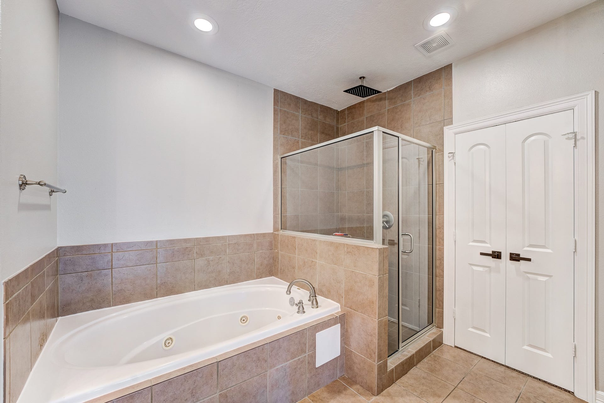 4118 Bonner View Lane, Houston, TX 77007 Primary bathroom