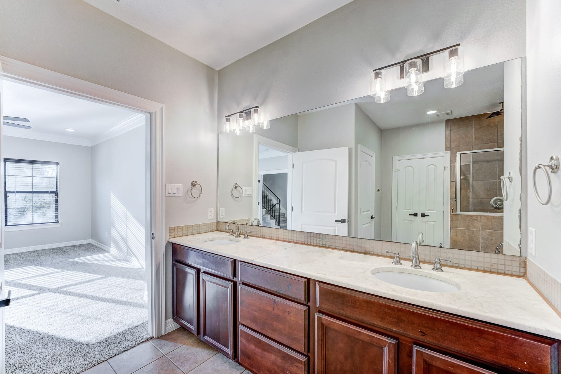 4118 Bonner View Lane, Houston, TX 77007 Primary bathroom