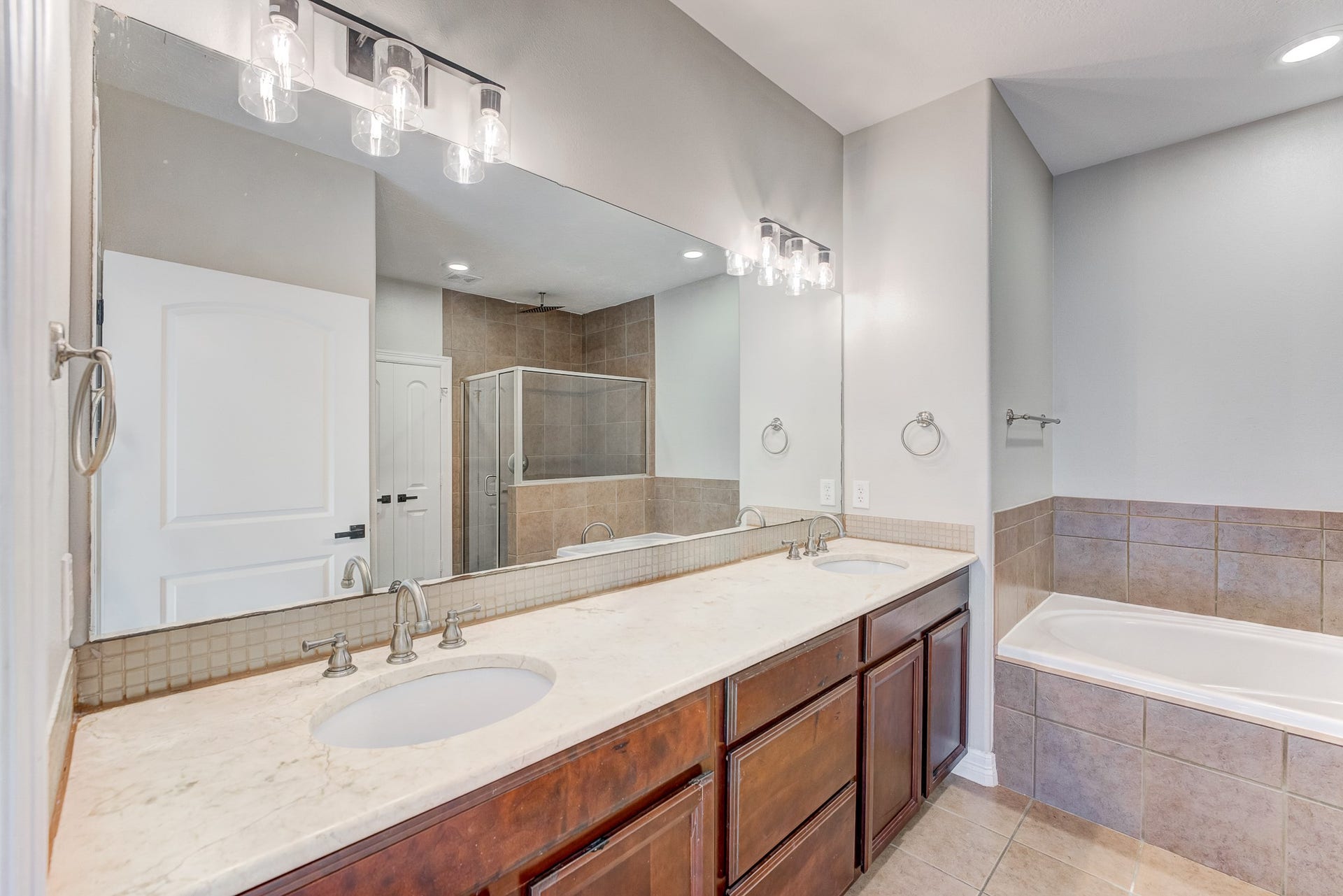 4118 Bonner View Lane, Houston, TX 77007 Primary bathroom