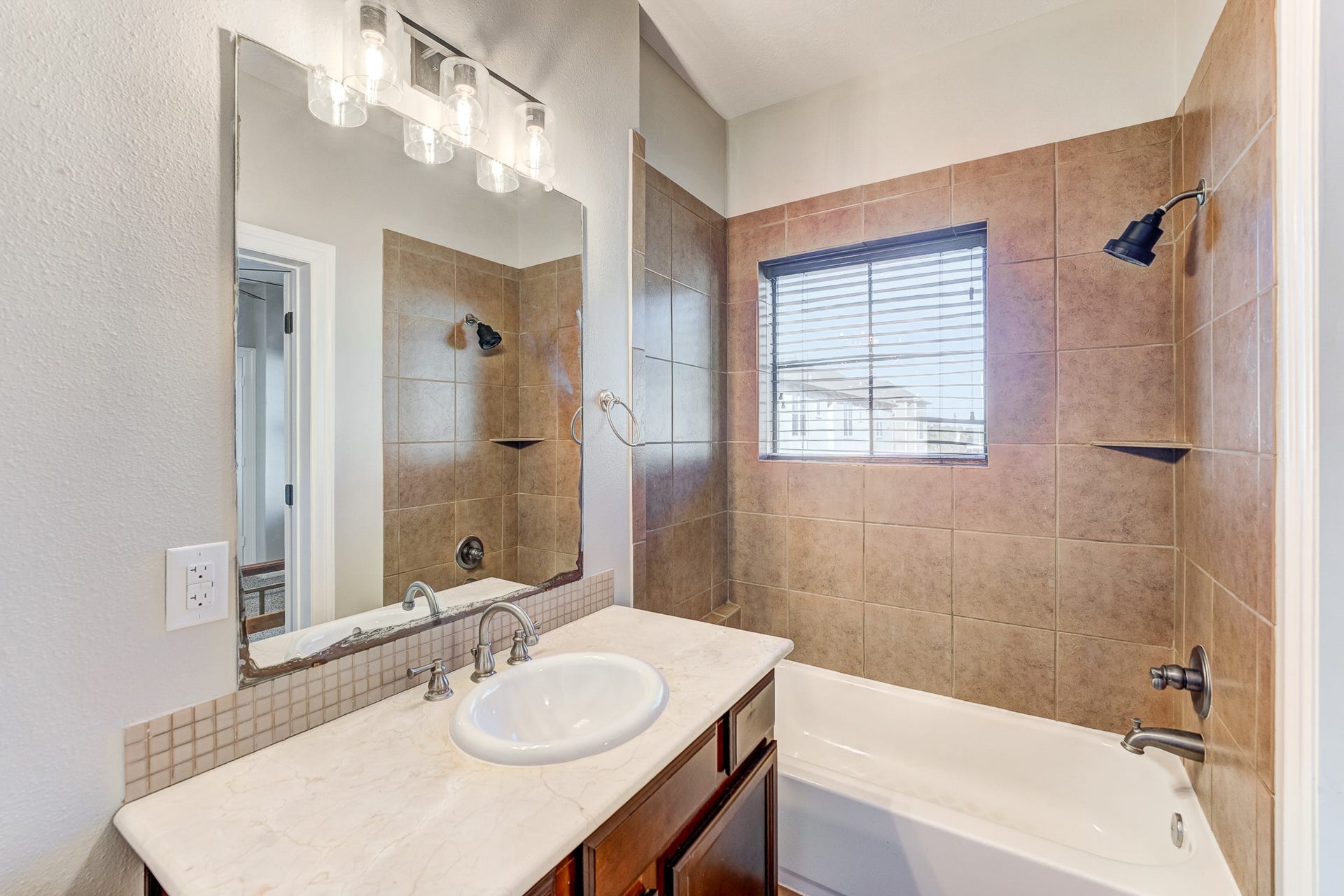 4118 Bonner View Lane, Houston, TX 77007 Secondary bathroom