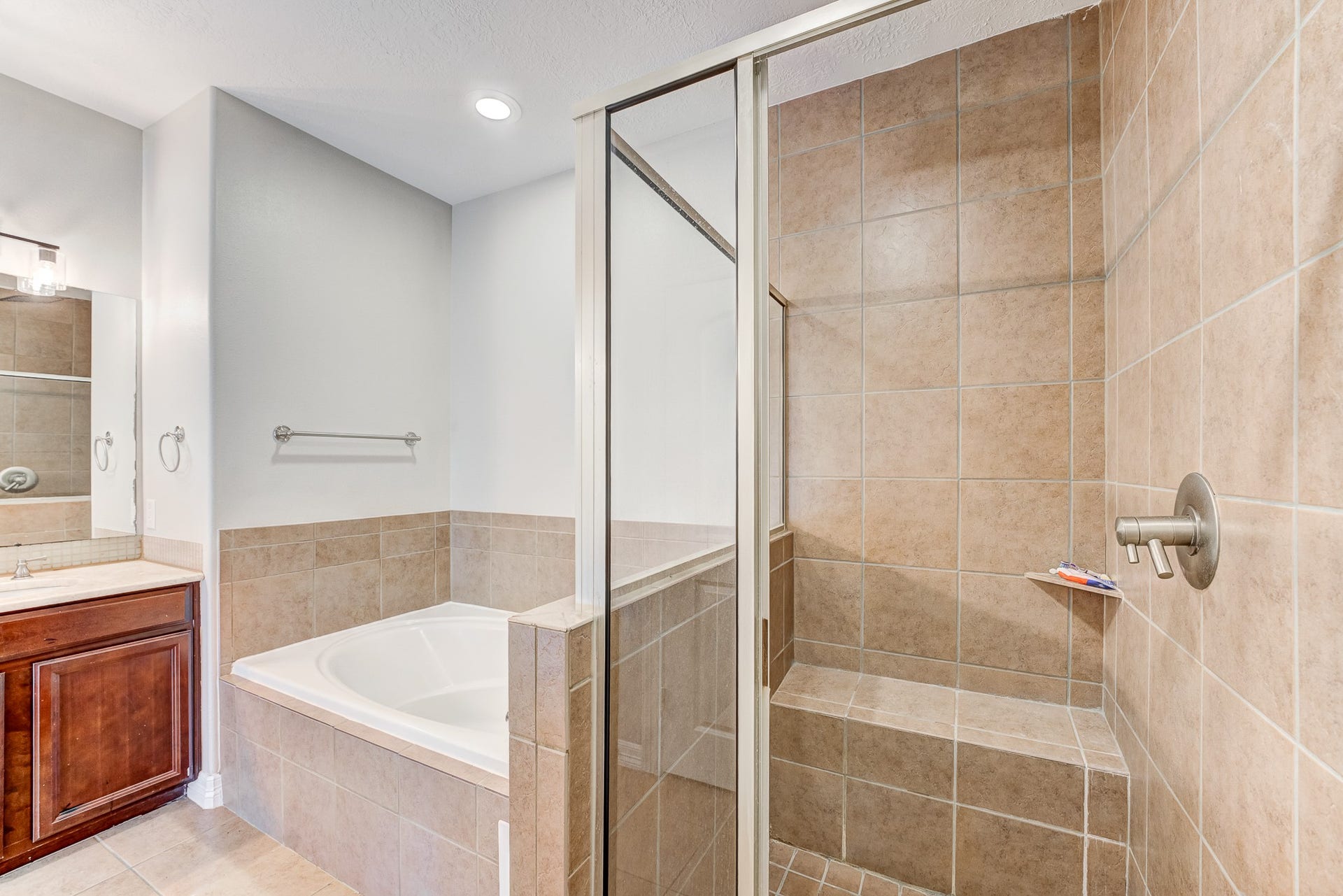 4118 Bonner View Lane, Houston, TX 77007 Primary bathroom