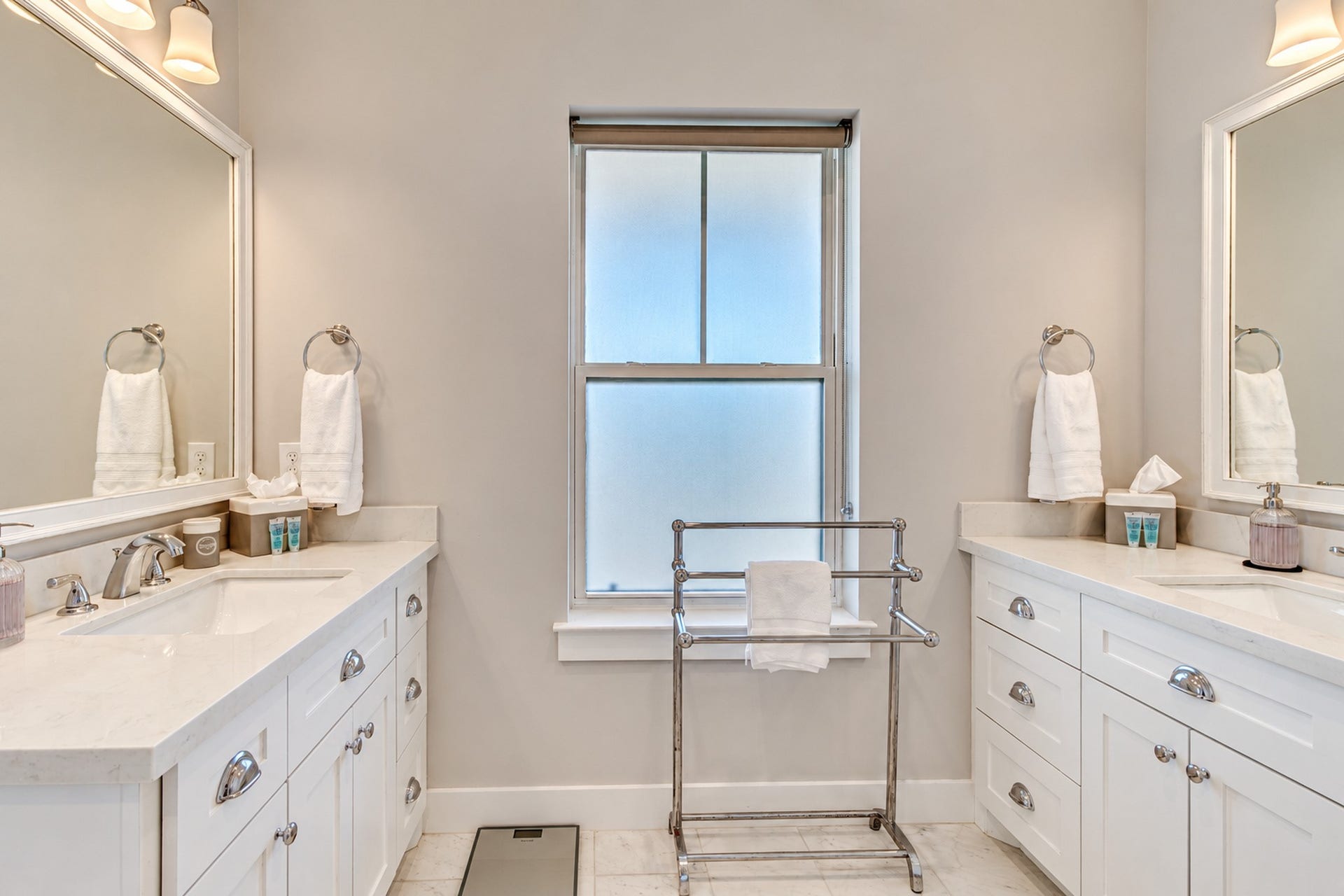 3802 Abalone Road, Galveston, TX 77554 The primary bathroom featuring double quartz top vanitities.