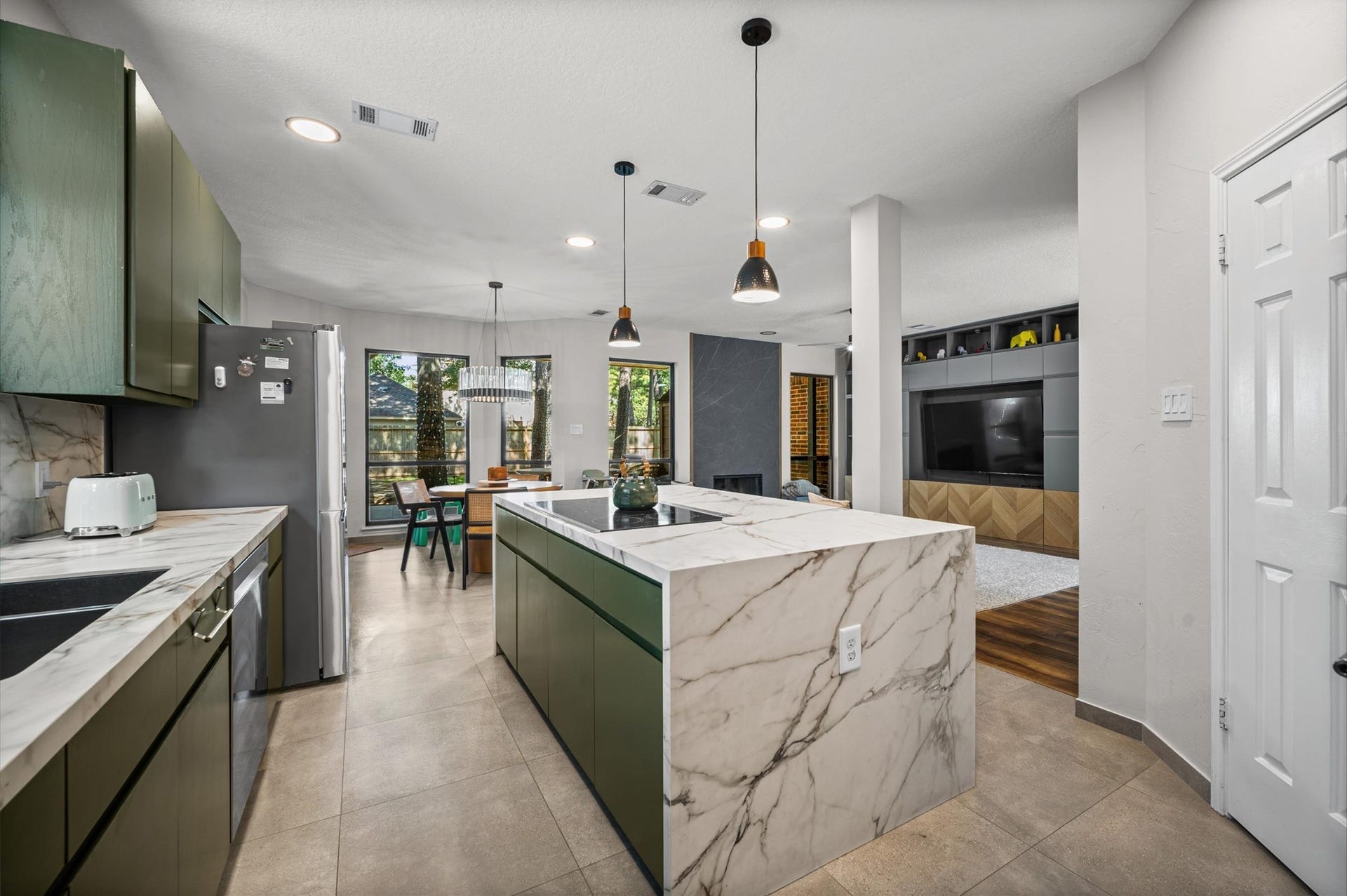 15 Underwood Place, The Woodlands, TX 77381 15 Underwood Place, The Woodlands, TX 77381