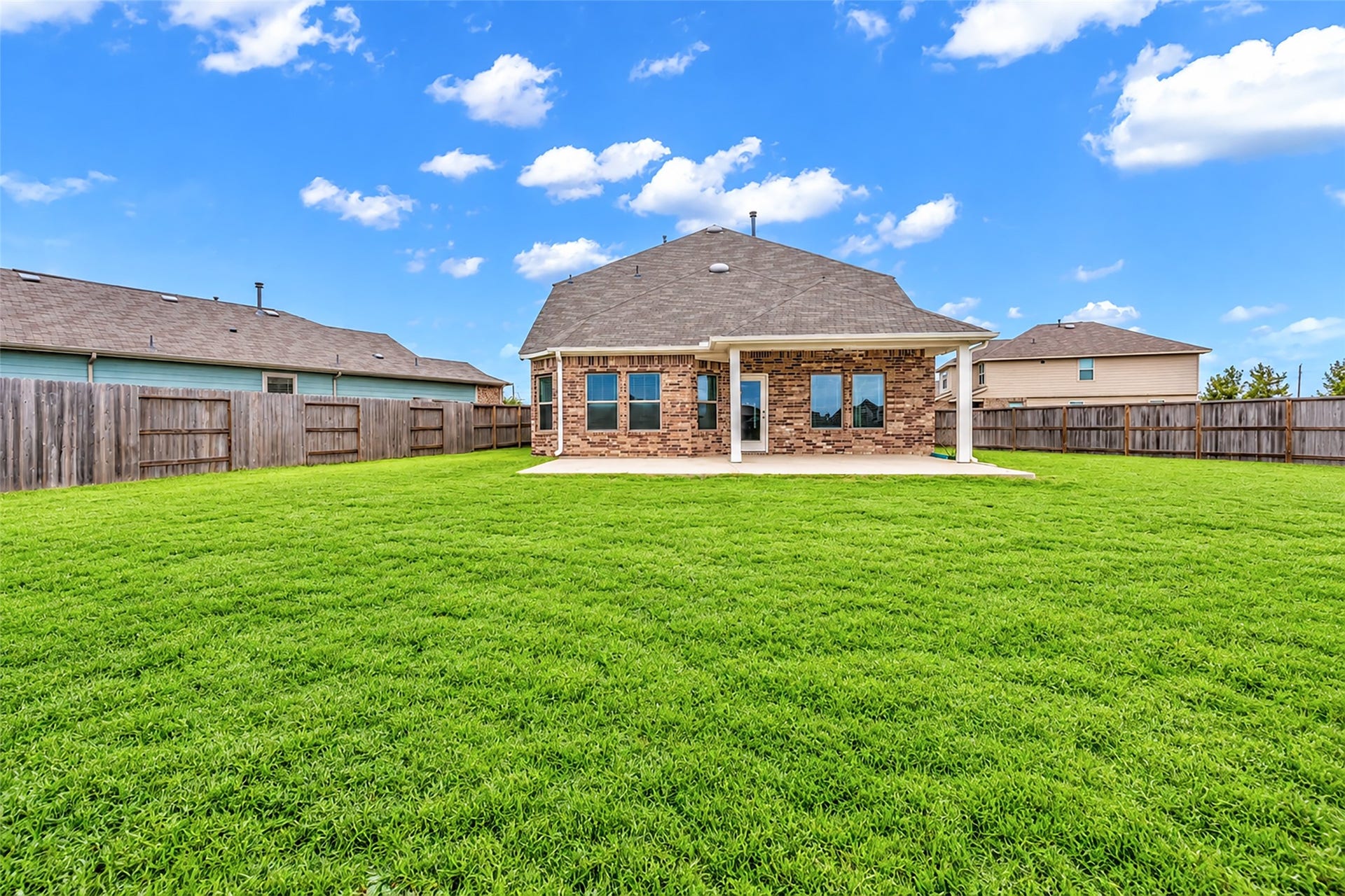 207 Alder Laurels Cove, Magnolia, TX 77354 Private and peaceful with room for the whole family