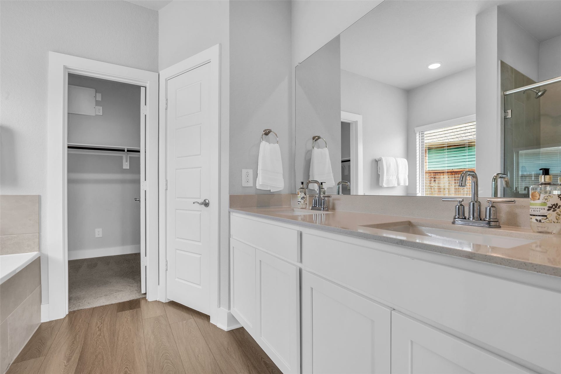 207 Alder Laurels Cove, Magnolia, TX 77354 En-suite bath with dual vanities