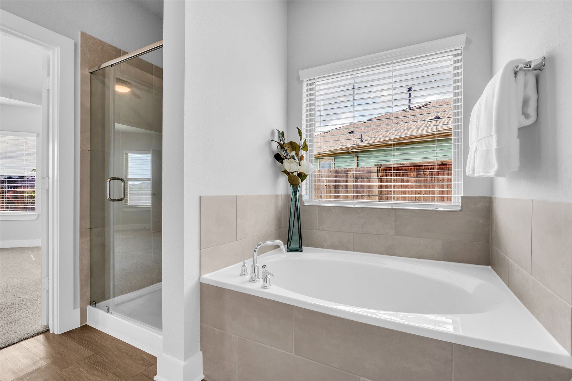 207 Alder Laurels Cove, Magnolia, TX 77354 Seperate soaking tub and shower, plus walk in closet