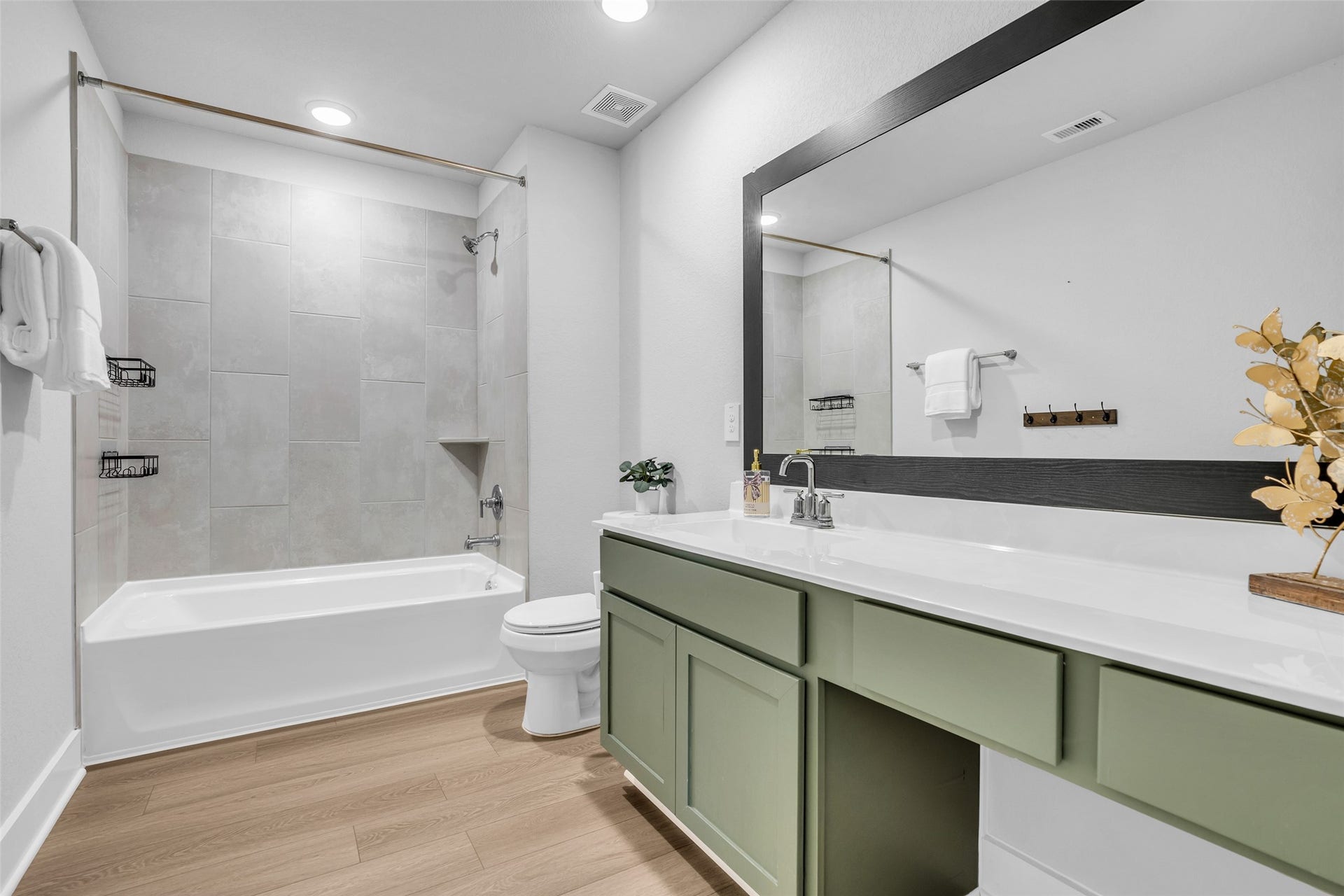 207 Alder Laurels Cove, Magnolia, TX 77354 Full bathroom on second floor