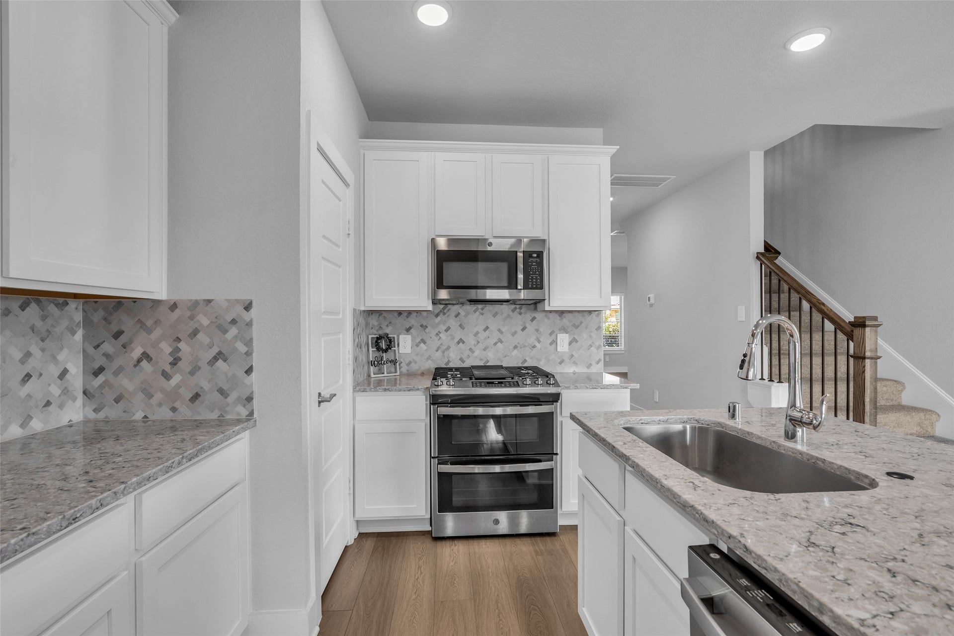 207 Alder Laurels Cove, Magnolia, TX 77354 Gorgeous kitchen with double ovens and microwave