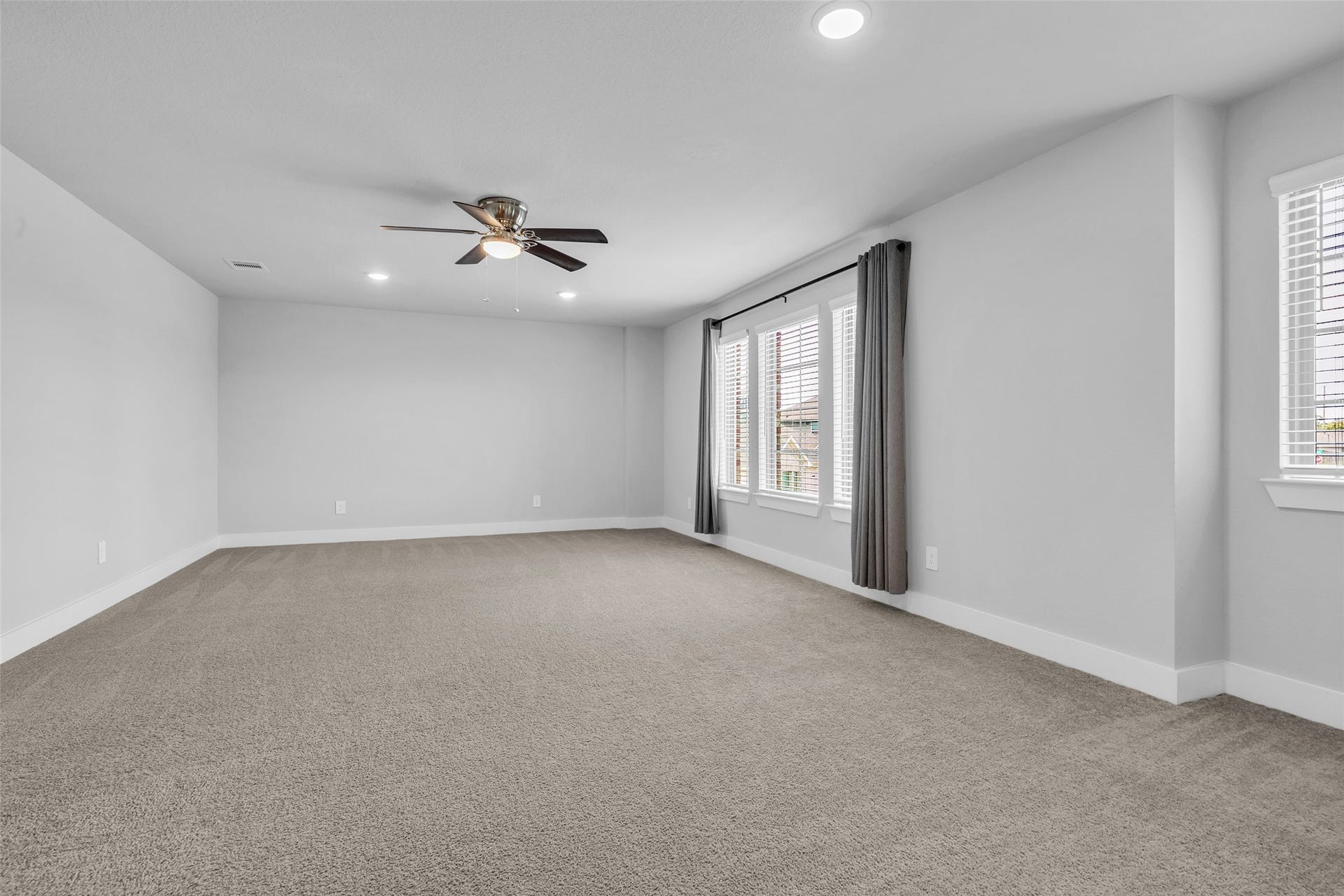 207 Alder Laurels Cove, Magnolia, TX 77354 Massive game room on second floor