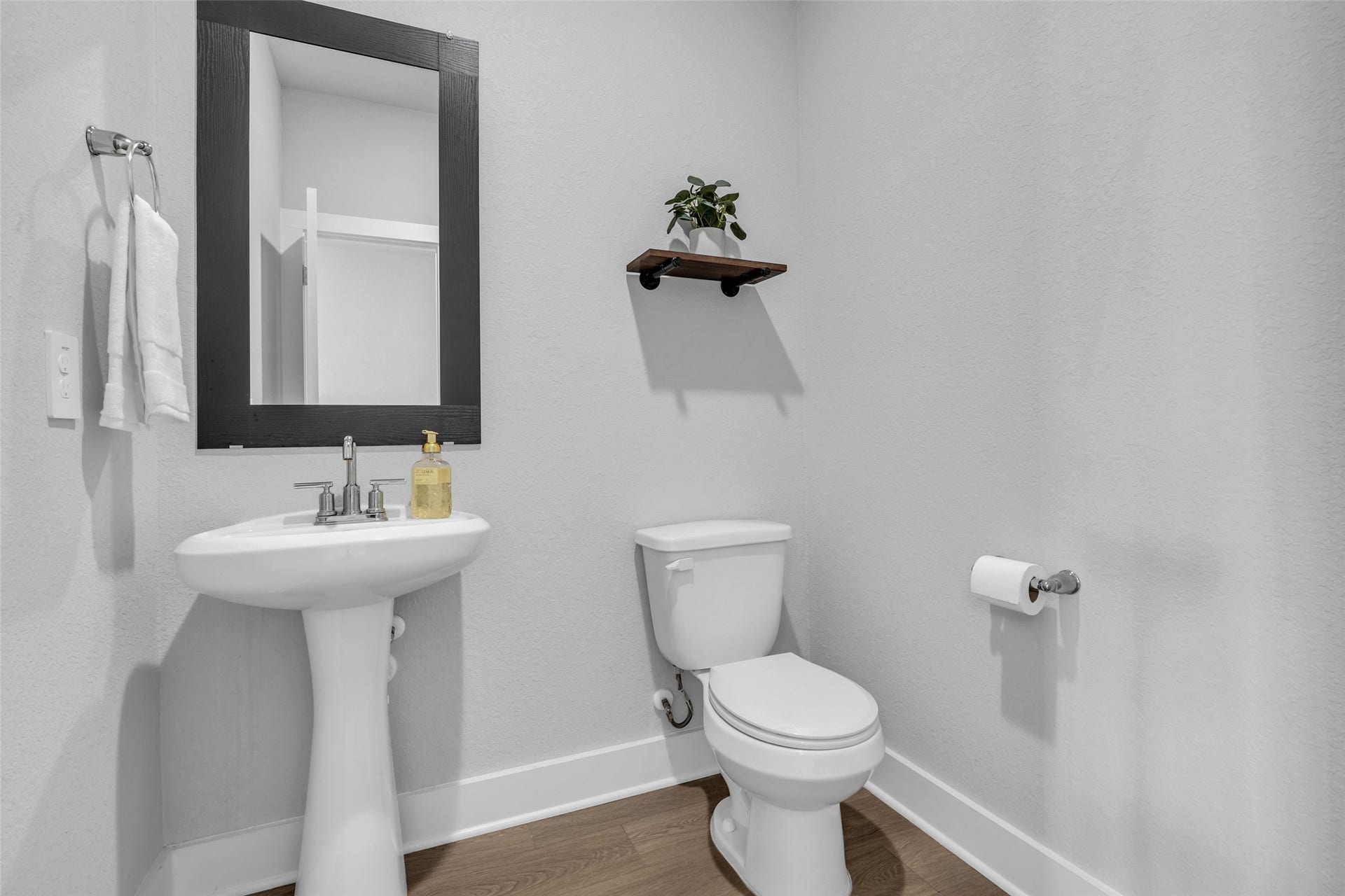 207 Alder Laurels Cove, Magnolia, TX 77354 Half bath on first floor