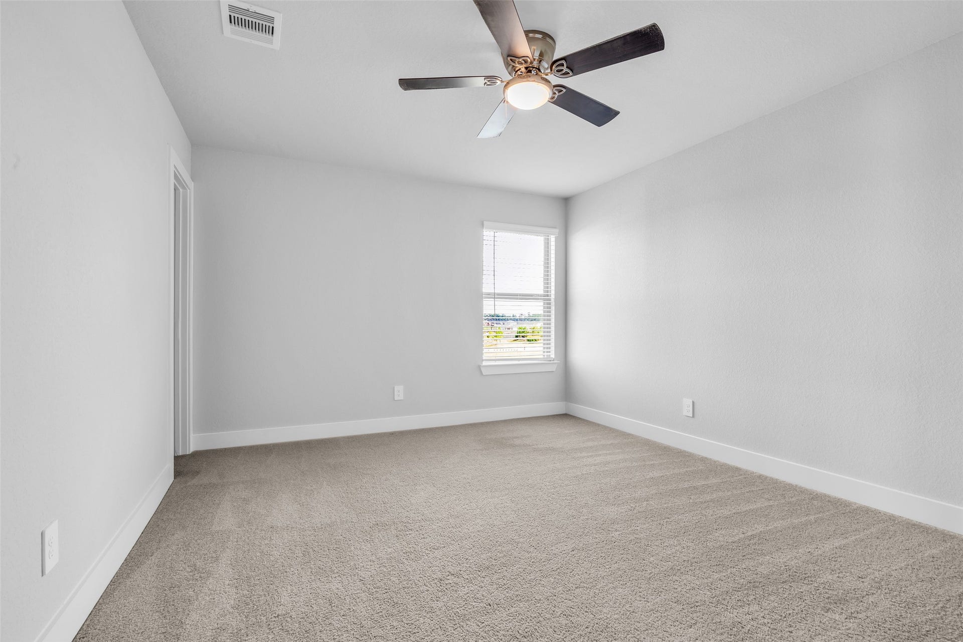 207 Alder Laurels Cove, Magnolia, TX 77354 Secondary bedroom #1 w/ en-suite bathroom
