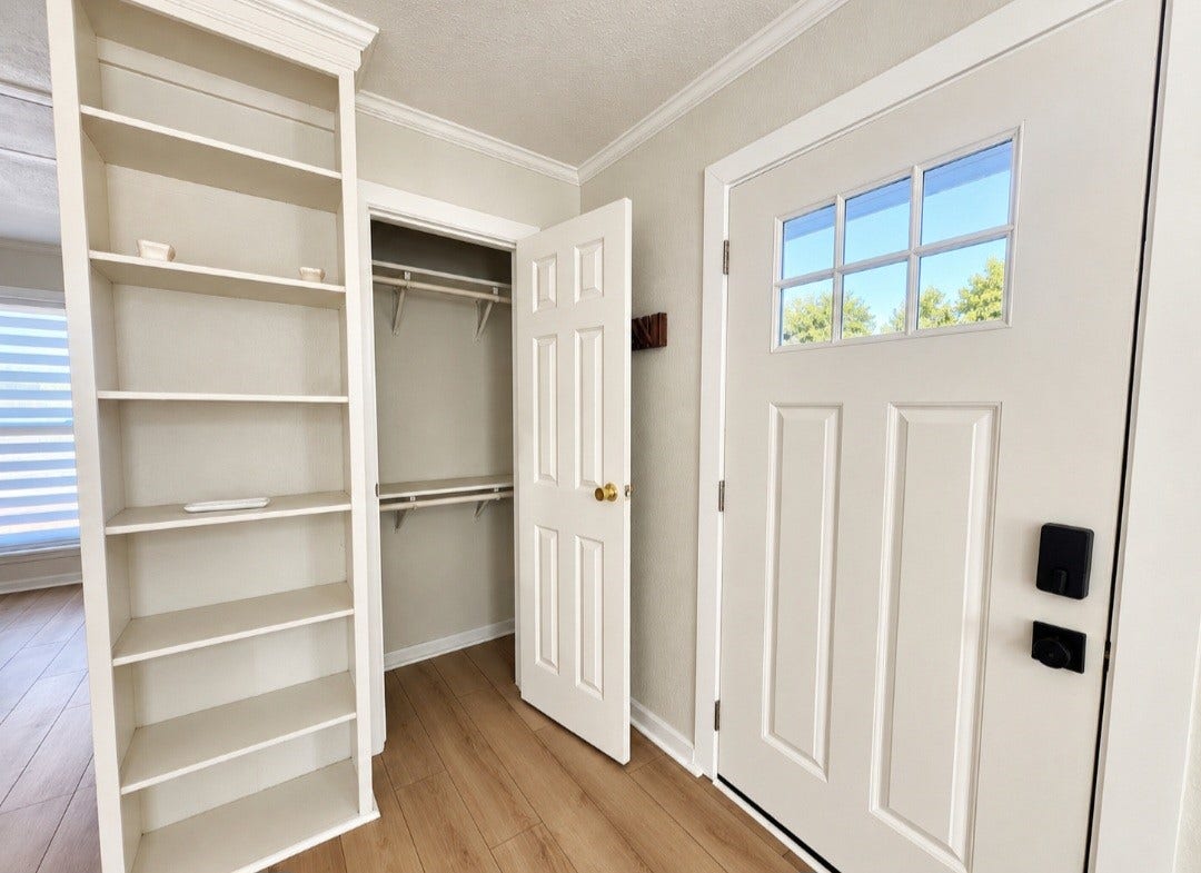 Entrance with statage close & built-in shelving