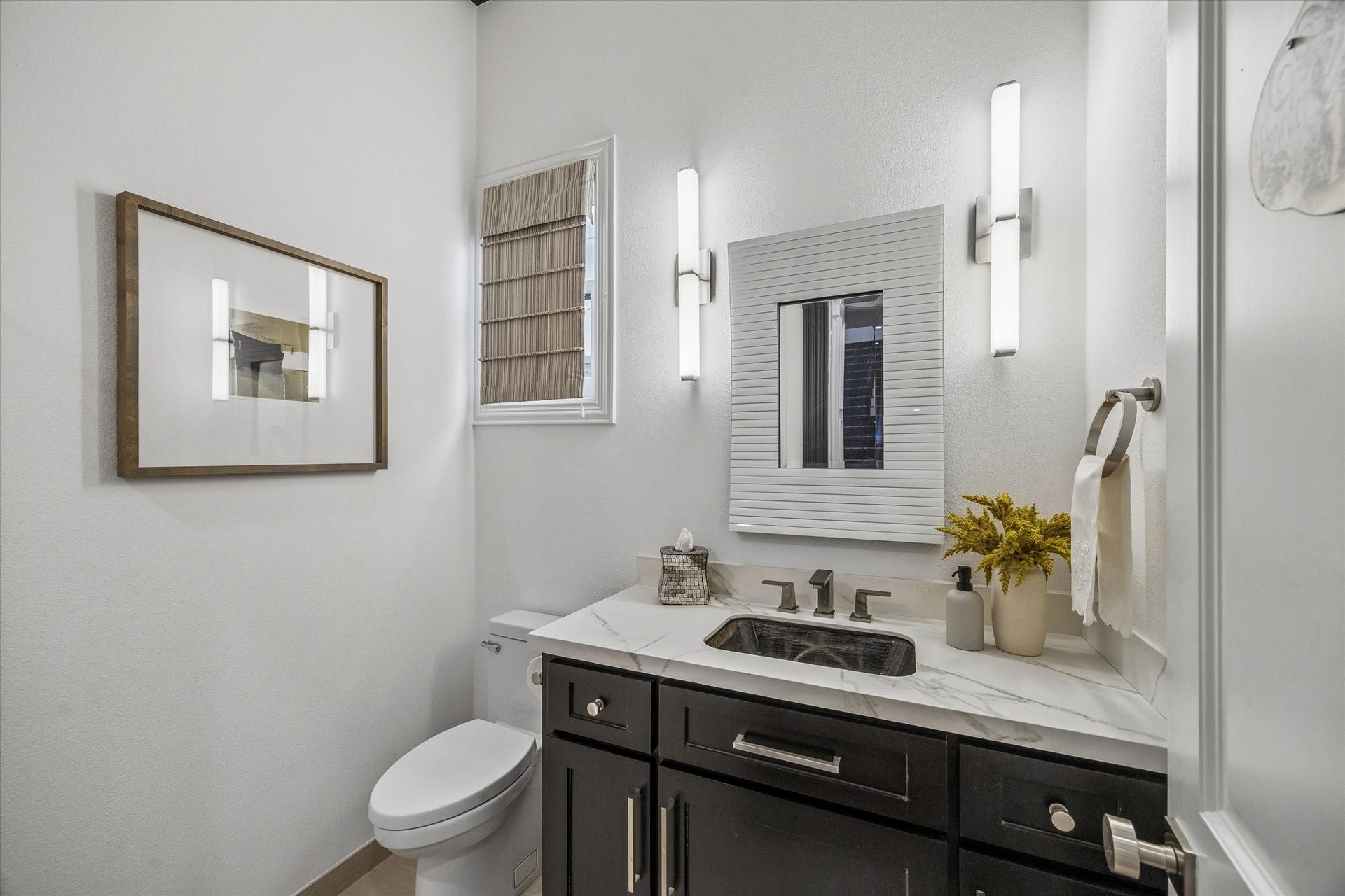 Full bathroom adjacent to the study.