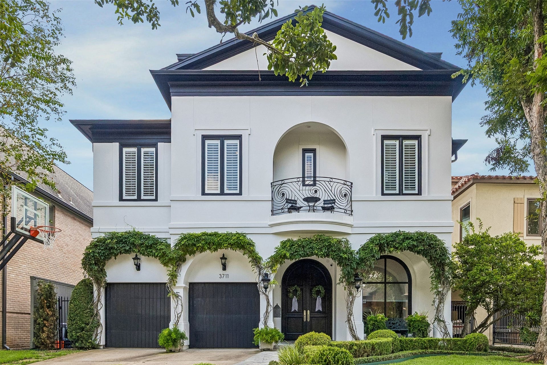 Welcome to 3711 Elmora Street, situated in the heart of Southside Place!