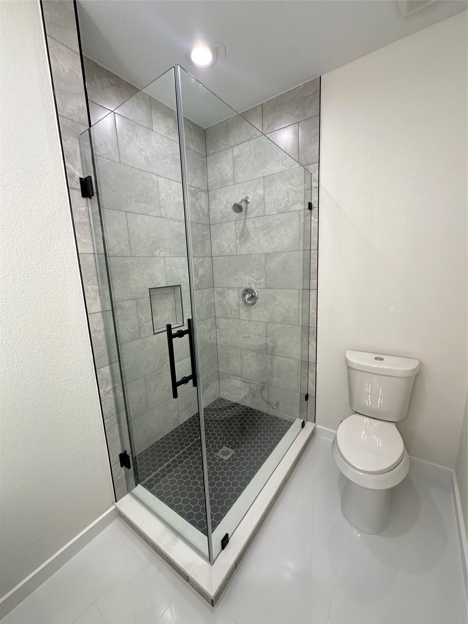 8408 Darien Street, #B, Houston, TX 77028 primary bathroom