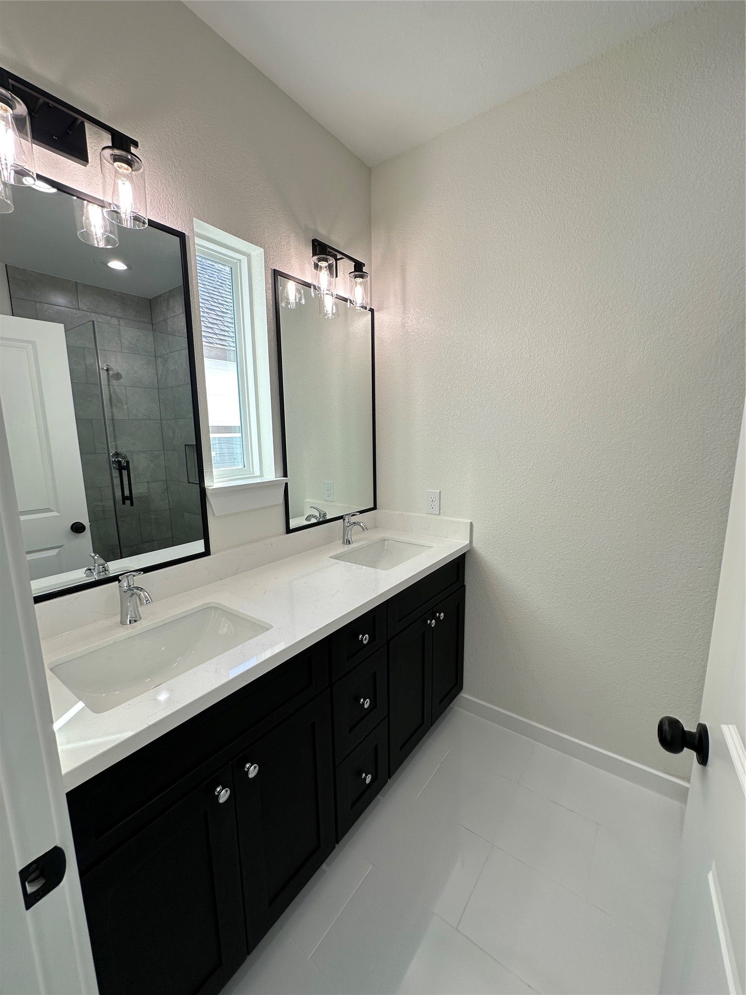 8408 Darien Street, #B, Houston, TX 77028 primary bathroom