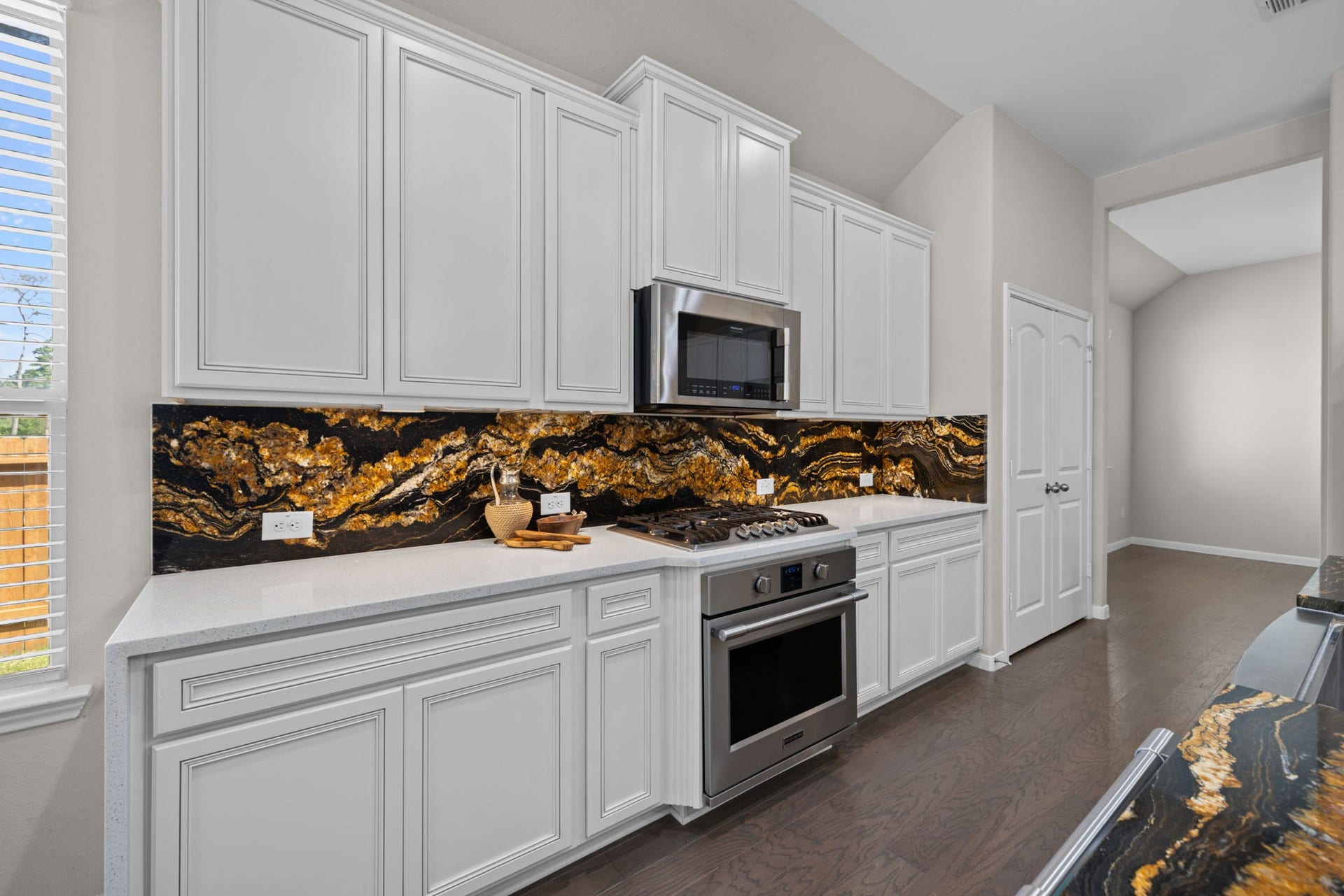 25615 Pinyon Hill Trail, Tomball, TX 77375 The gas cook top is convenient and the oven and microwave are also well placed in this kitchen. Cooking is a breeze!