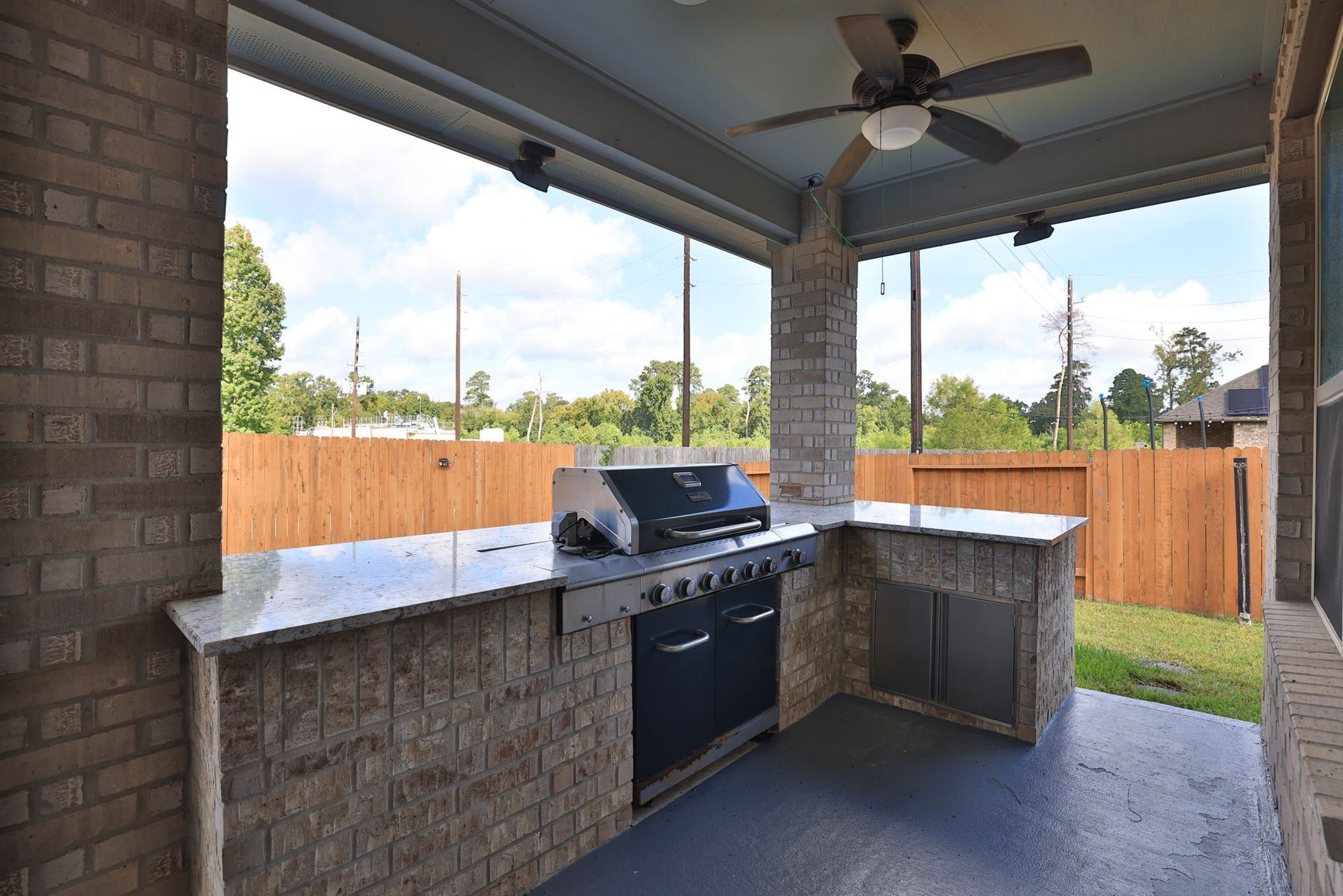 25615 Pinyon Hill Trail, Tomball, TX 77375 The outdoor kitchen is a must and perfect for entertaining! Enjoy grilling for the crowd in this private, quiet backyard