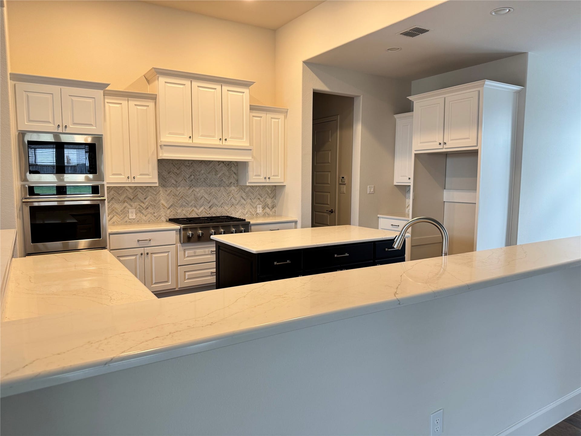 5406 Farm Hill Way, Fulshear, TX 77441 Kitchen with Island and Bar