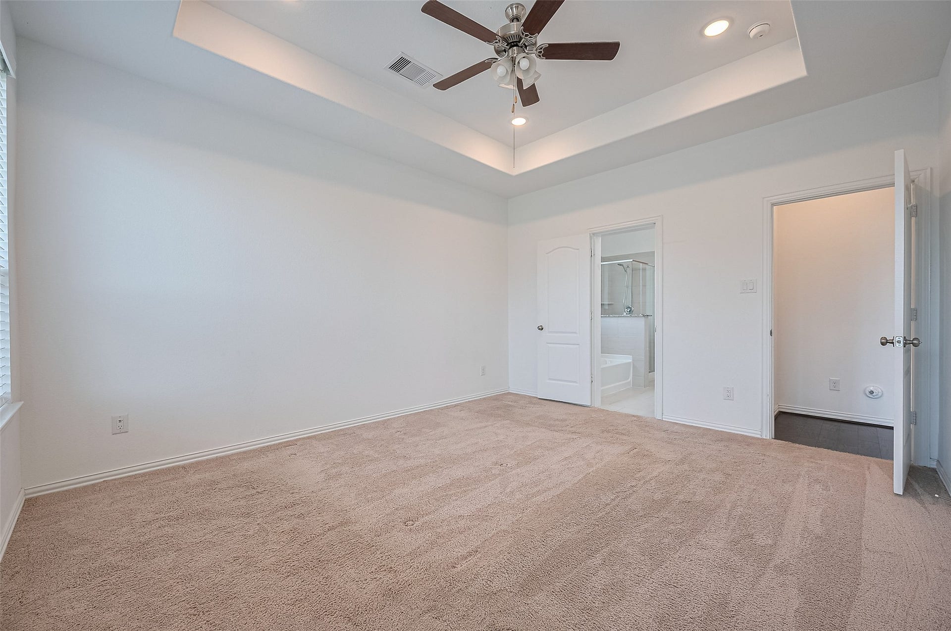 31326 Whitfield Court, Fulshear, TX 77441 Spacious bedroom includes an en-suite bathroom.