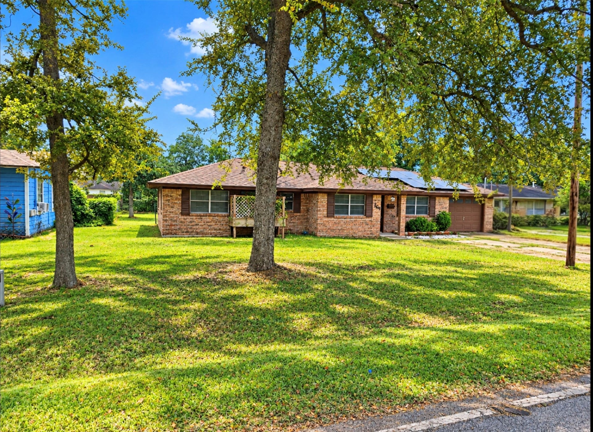 1169 E Kyle Road, Clute, TX 77531