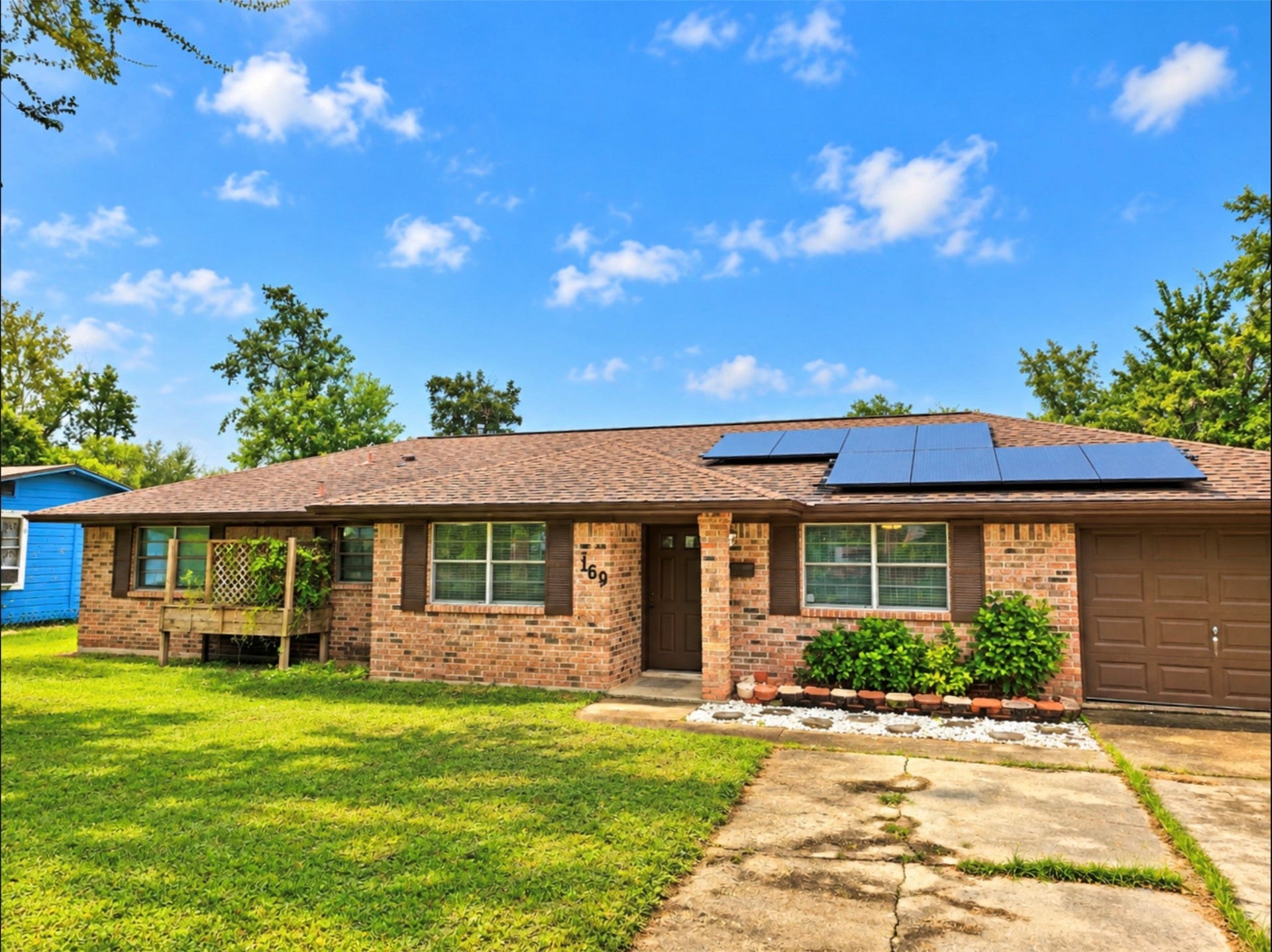 1169 E Kyle Road, Clute, TX 77531