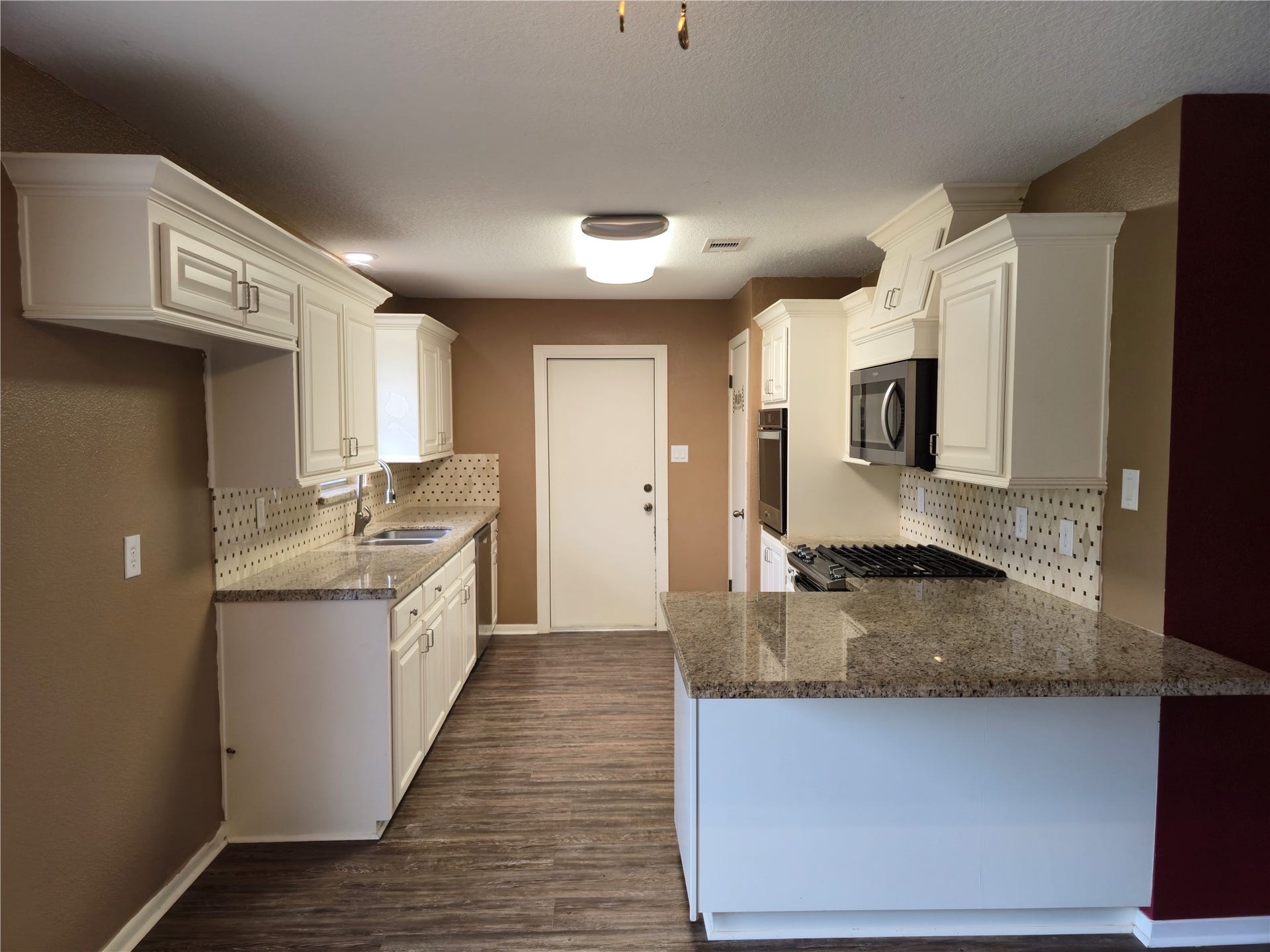 1169 E Kyle Road, Clute, TX 77531