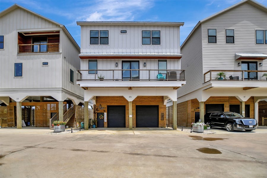Property photo for 25 Cmdr Runco Lane, Taylor Lake Village, TX