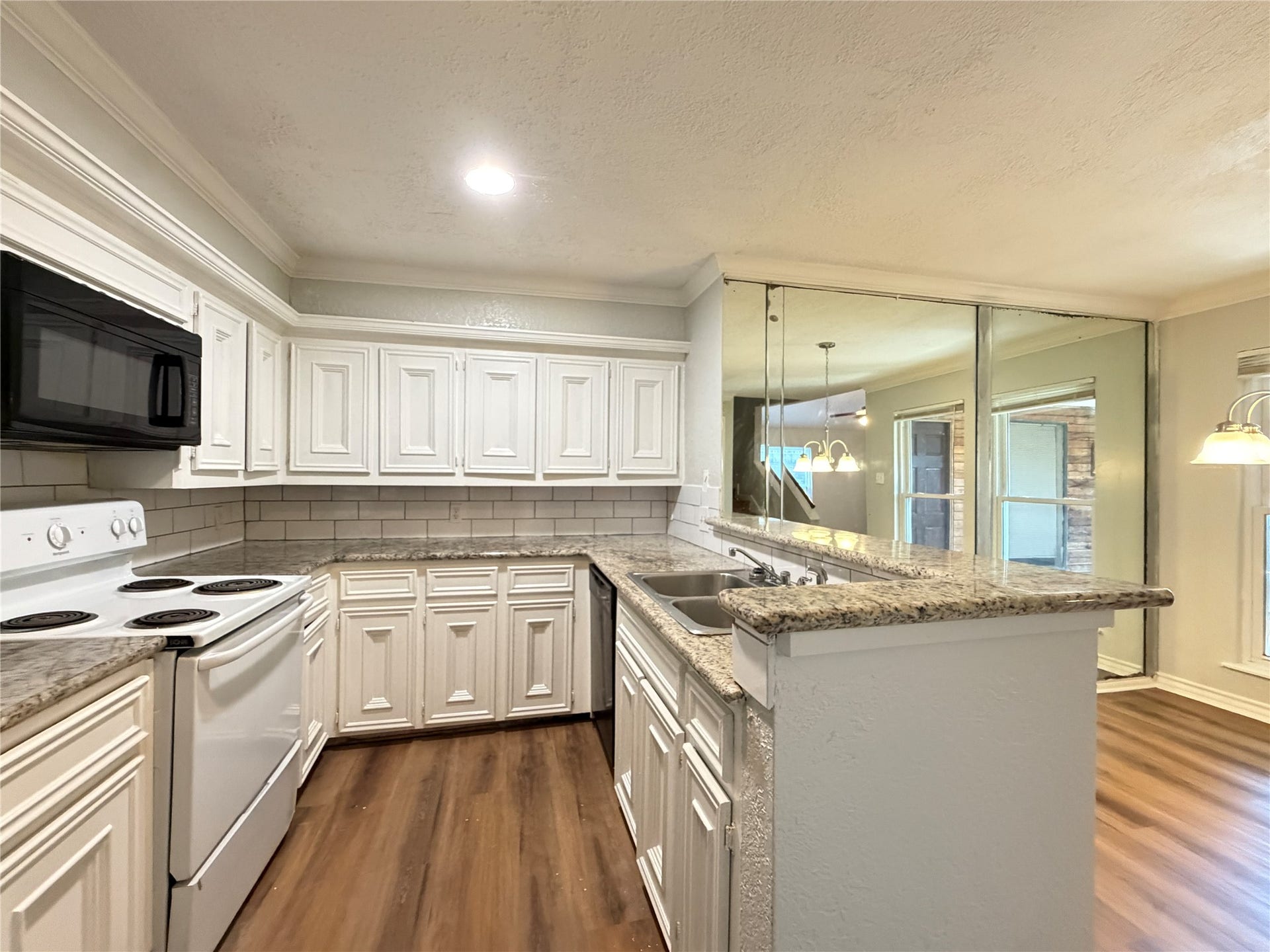 8503 Wilcrest Drive, Houston, TX 77099 kitchen