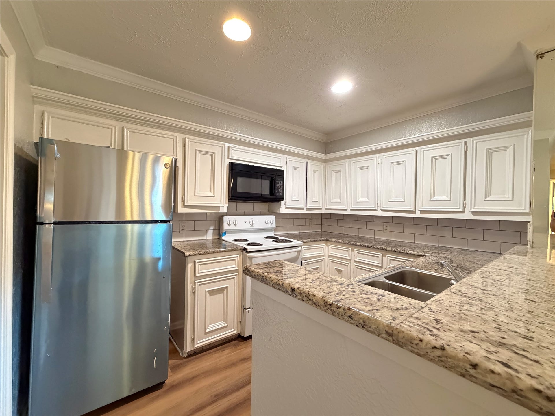 8503 Wilcrest Drive, Houston, TX 77099 kitchen