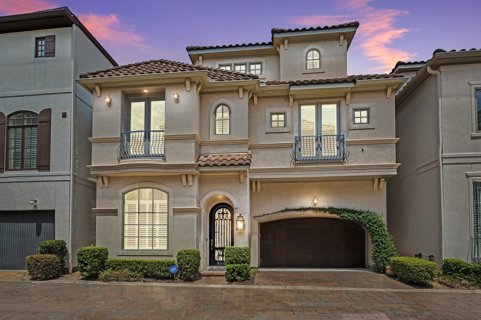 9143 BUFFALO SPEEDWAY, Houston, TX 77025 Larger than its neighbors (3,890 SF/HCAD) and with a bigger lot (3.234 sf/HCAD) 9143 Buffalo Speeway enjoys the privacy of a premium interior lot. Exterior Mediterranean design includes a tile roof, wrought iron front door and a wooden garage door. Most rooms have plantation shutters.