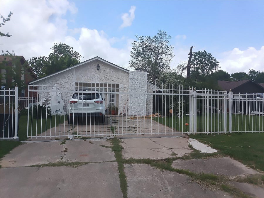 Property photo for 17211 Woodburn Drive, Houston, TX