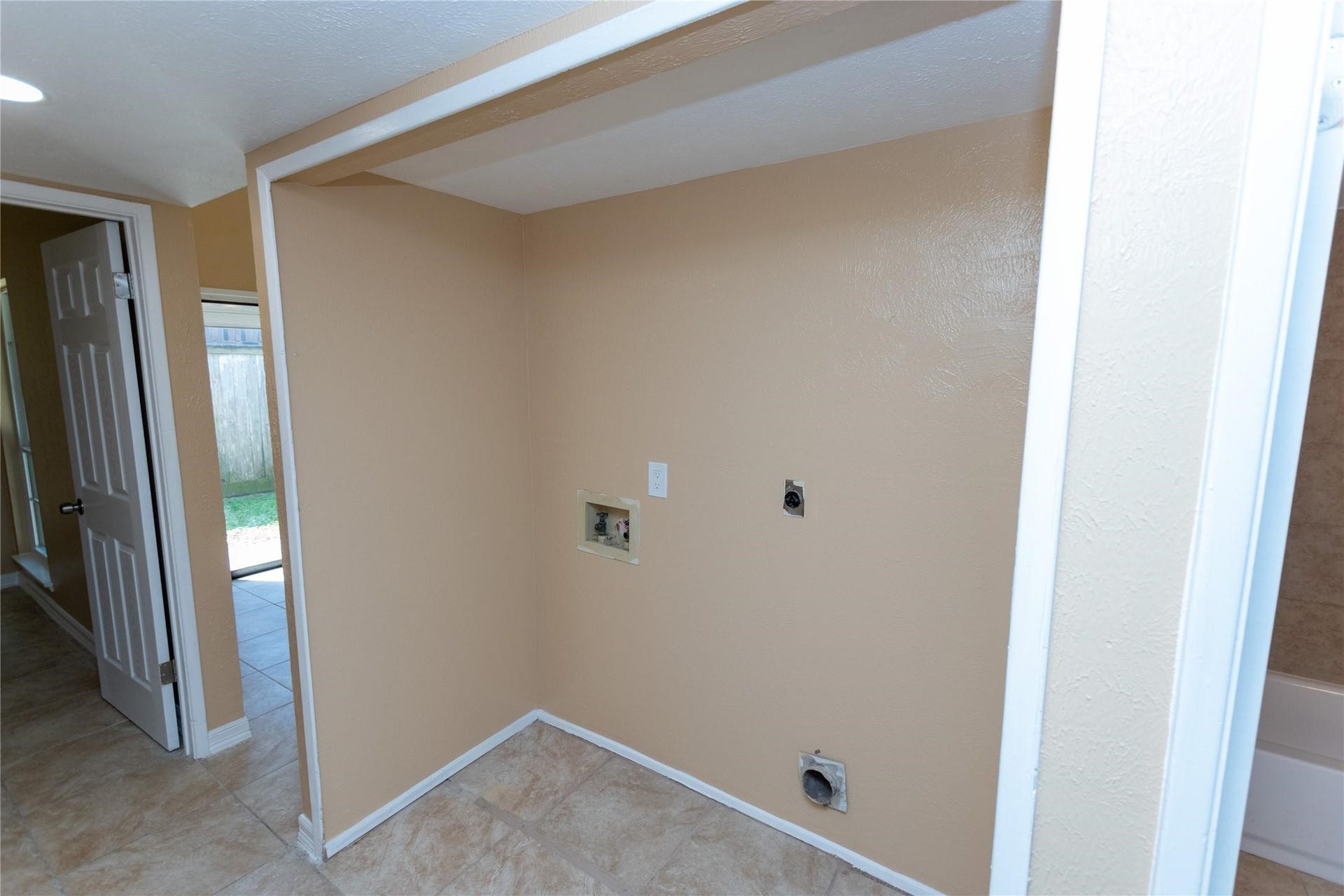 5610 Wallis Trail Court, Houston, TX 77049 Convenient laundry nook with washer and dryer hookups, featuring neutral walls and easy-to-clean tile flooring.