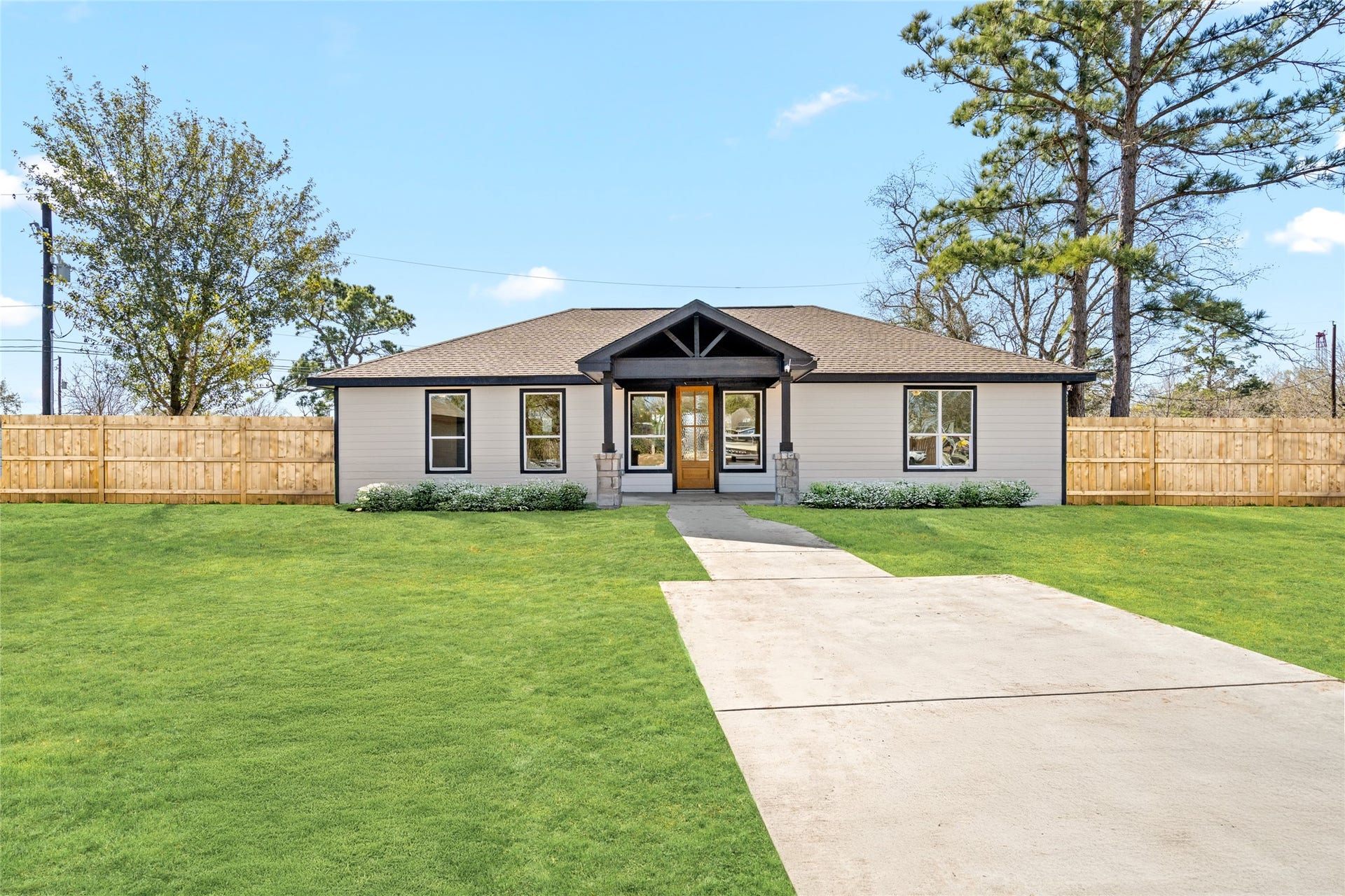4656 N Teague Street, Rosharon, TX 77583 A slightly angled front
perspective captures the
homes balance and
symmetry, inviting guests
into a home that effortlessly
blends contemporary design
with cozy appeal.