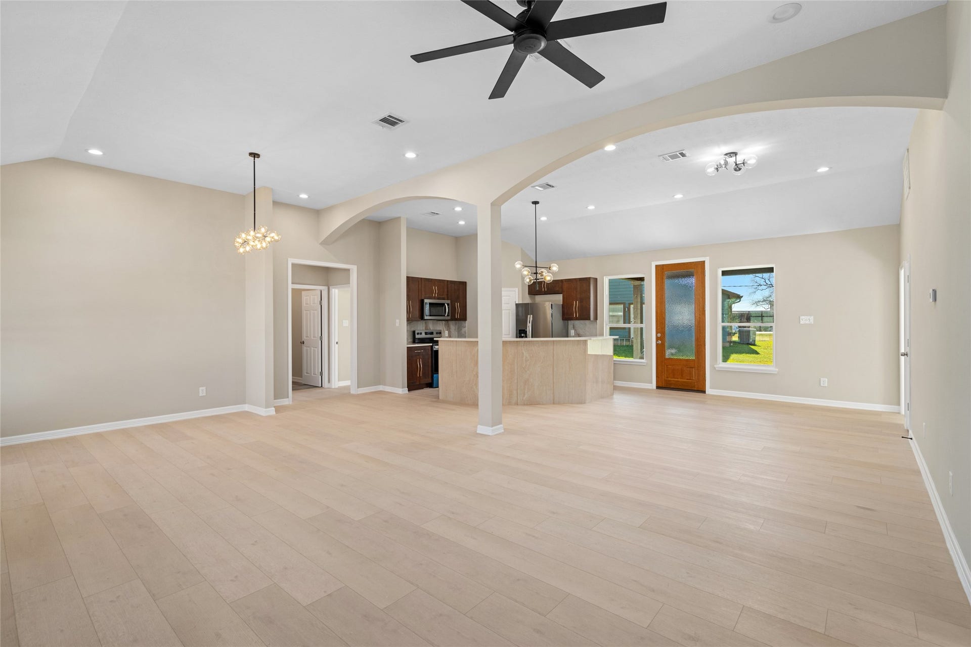4656 N Teague Street, Rosharon, TX 77583 The expansive living area
offers seamless flow into the
kitchen, with elegant flooring
and thoughtful architectural
details creating a sense of
spaciousness and luxury.