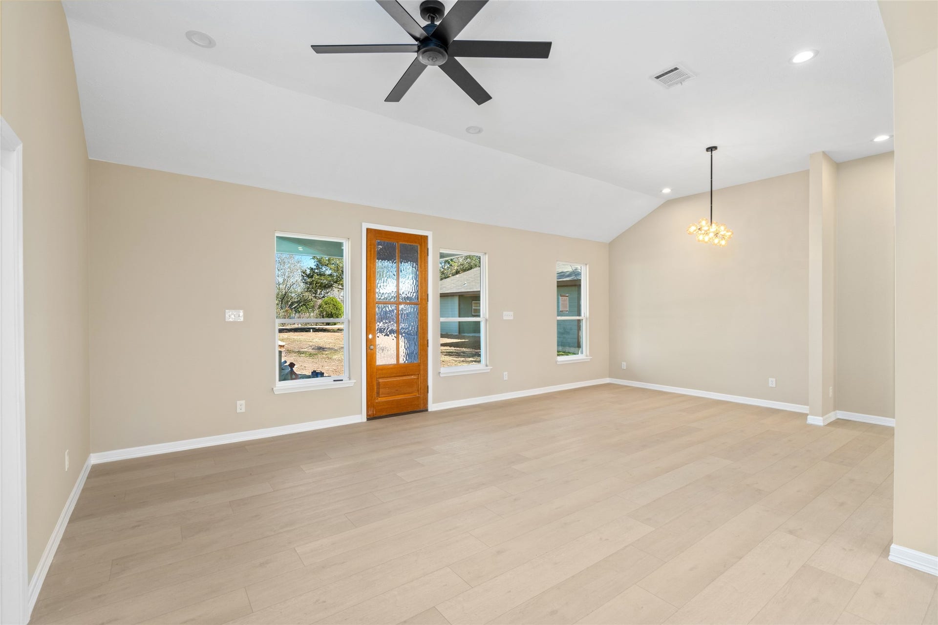 4656 N Teague Street, Rosharon, TX 77583 Step into a sun-filled living
area with vaulted ceilings,
sleek recessed lighting, and a
modern black ceiling fan.
Light hardwood floors and
neutral tones create an open,
inviting space perfect for
entertaining.