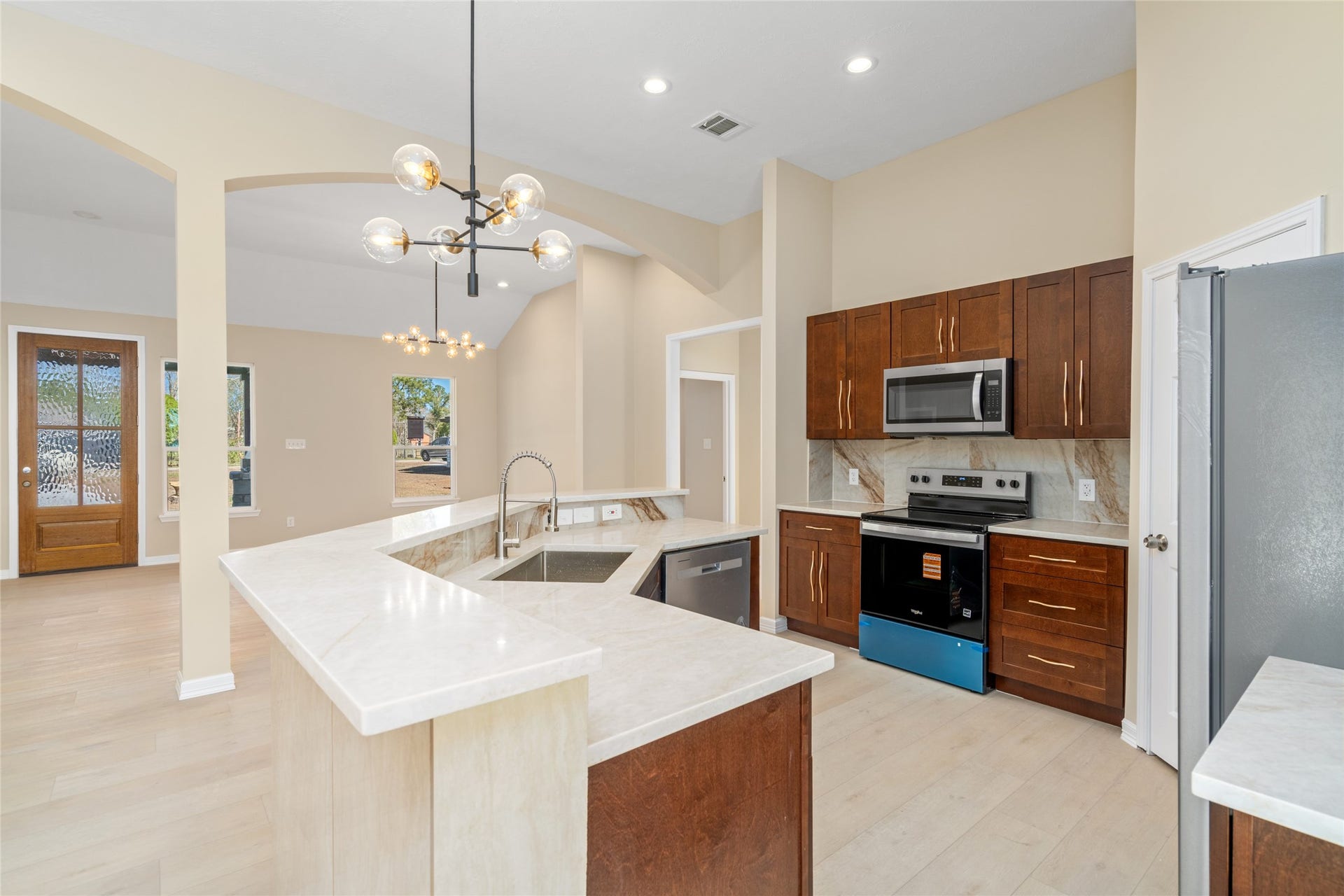 4656 N Teague Street, Rosharon, TX 77583 Sleek cabinetry and top-ofthe-line stainless steel
appliances make this kitchen
a chefs dream, marrying
style with functionality.