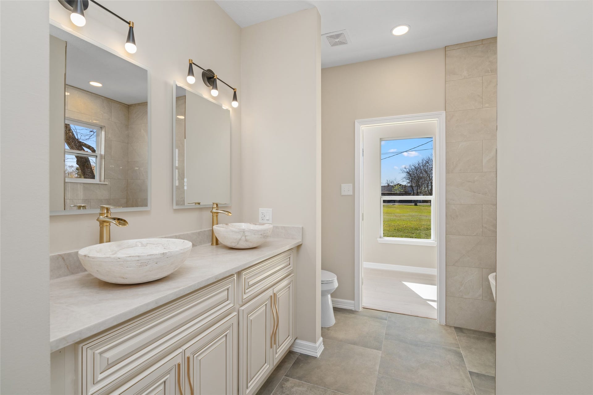 4656 N Teague Street, Rosharon, TX 77583 Luxurious master bath
retreat with dual vessel
sinks, elegant vanity, and a
spa-like ambiance. Natural
light flows in, creating a
serene start to your day."
