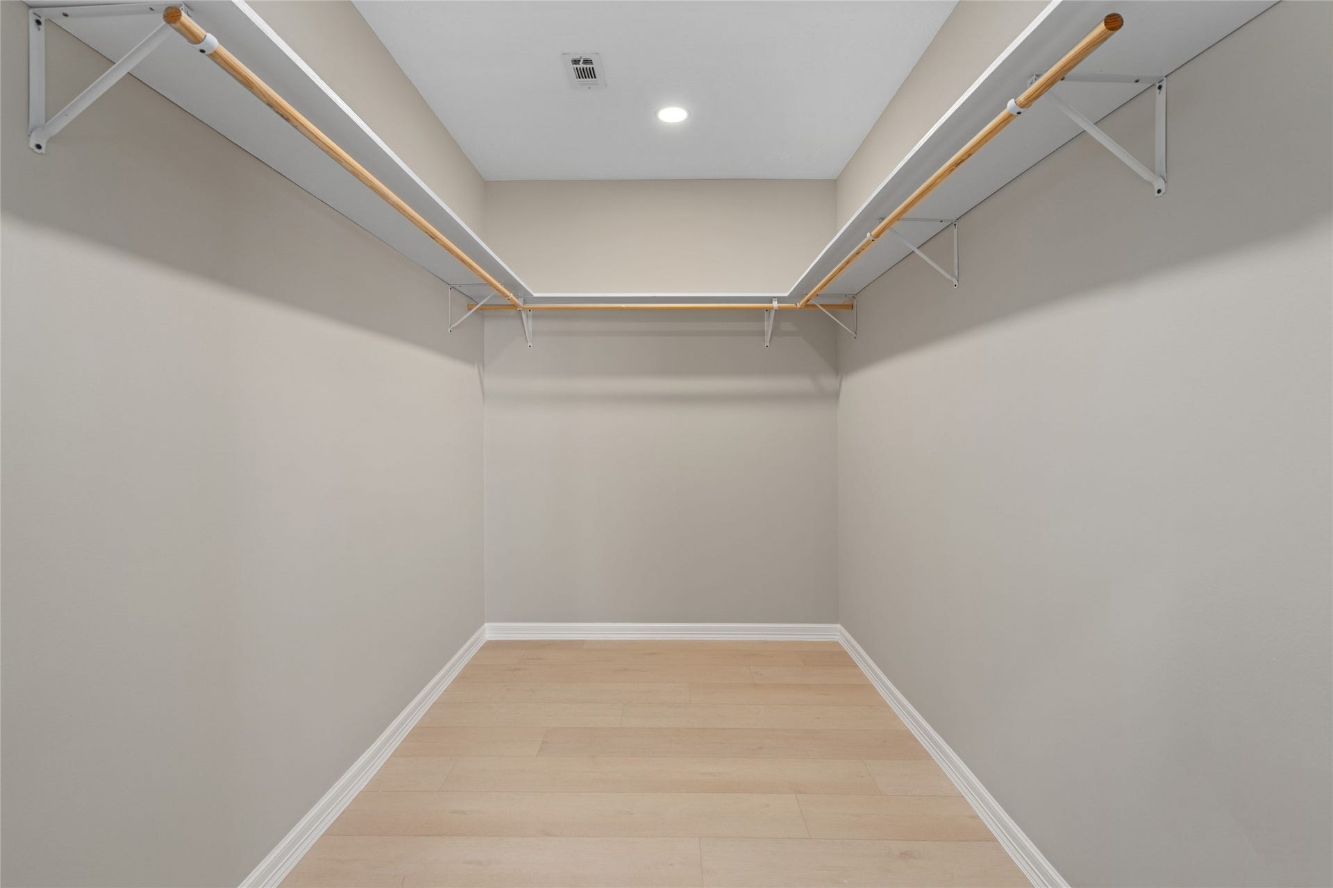 4656 N Teague Street, Rosharon, TX 77583 Expansive walk-in closet with
high ceilings and ample
shelving. Organized luxury
meets everyday convenience.