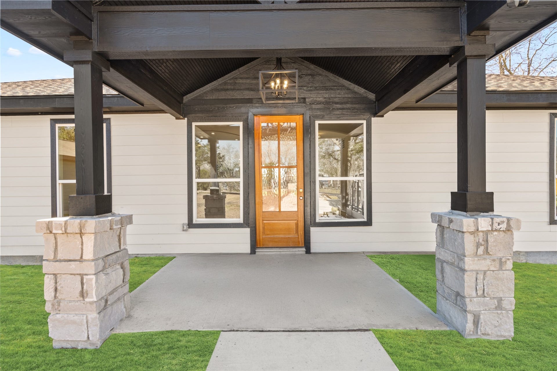 4656 N Teague Street, Rosharon, TX 77583 The front porch framed by
elegant pillars exudes charm
and sophistication, perfectly
complementing the homes
clean architectural lines.