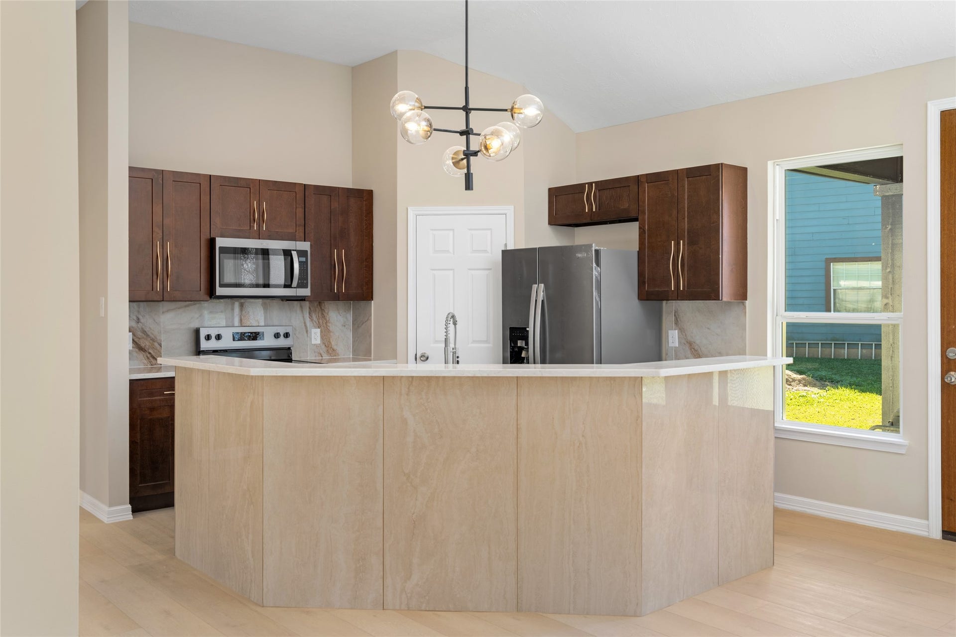 4656 N Teague Street, Rosharon, TX 77583 The heart of the home shines
with a spacious island,
modern lighting, and
expansive countertops,
perfect for culinary creations
or casual dining.