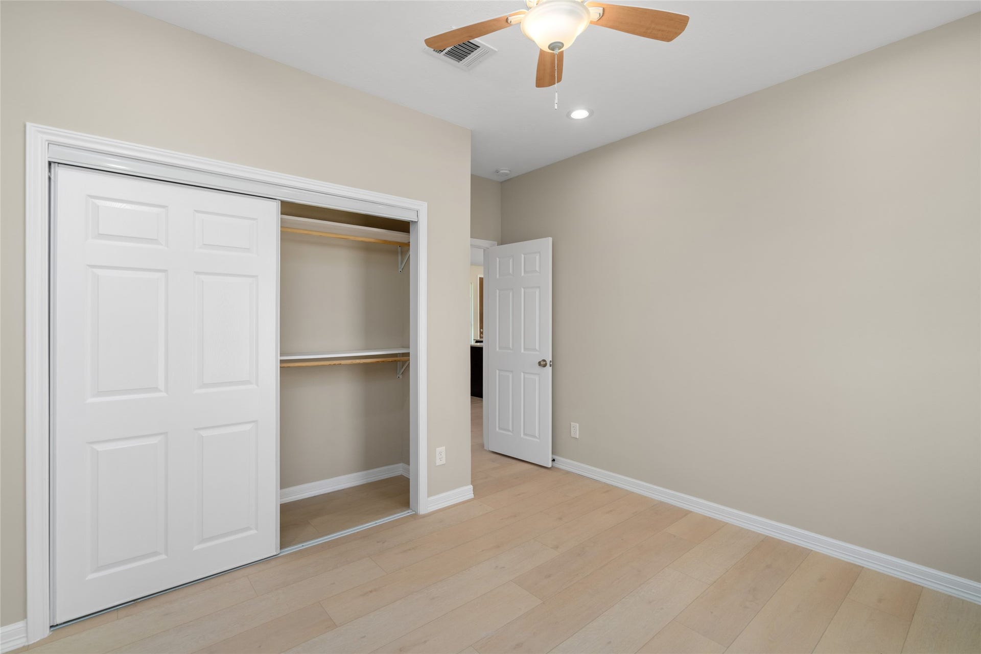 4656 N Teague Street, Rosharon, TX 77583 Spacious bedroom with generous closet space and a clean, modern palette. A perfect canvas for any style.