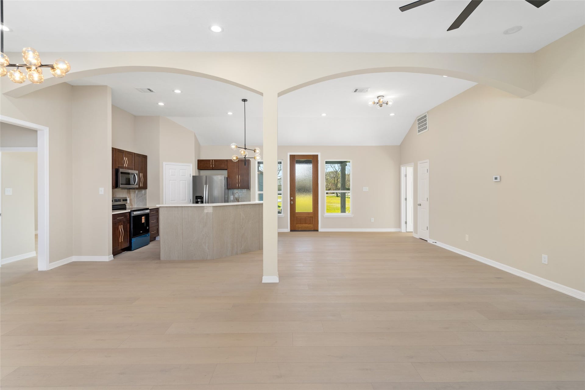 4656 N Teague Street, Rosharon, TX 77583 Step into the airy, openconcept living area where
natural light floods the space,
accentuating the soaring
ceilings and soft, neutral
palette. Perfect for modern
living and entertaining.