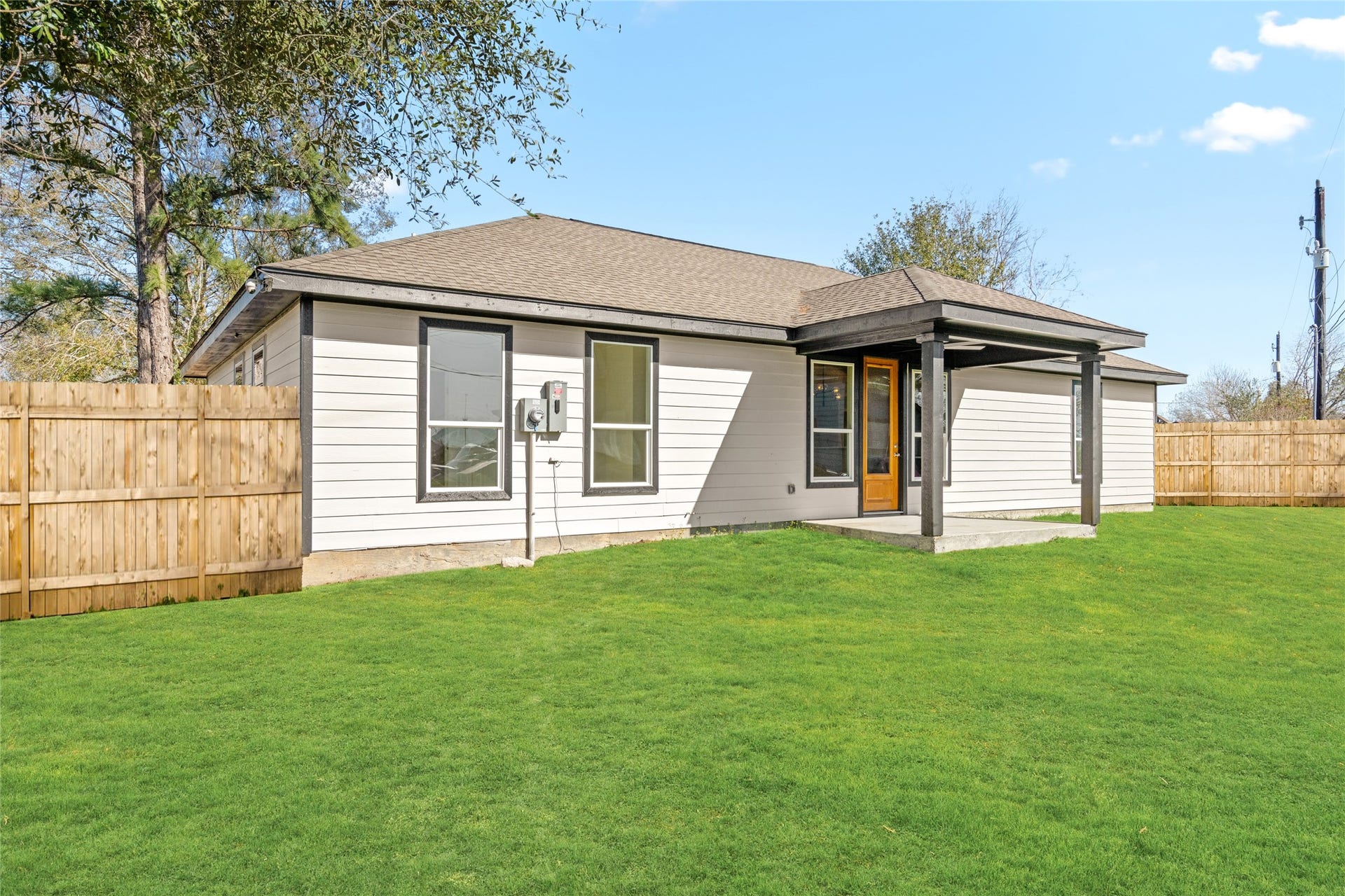 4656 N Teague Street, Rosharon, TX 77583 Spacious backyard view with a seamless blend of indoor-outdoor living, ideal for family fun or weekend gatherings.