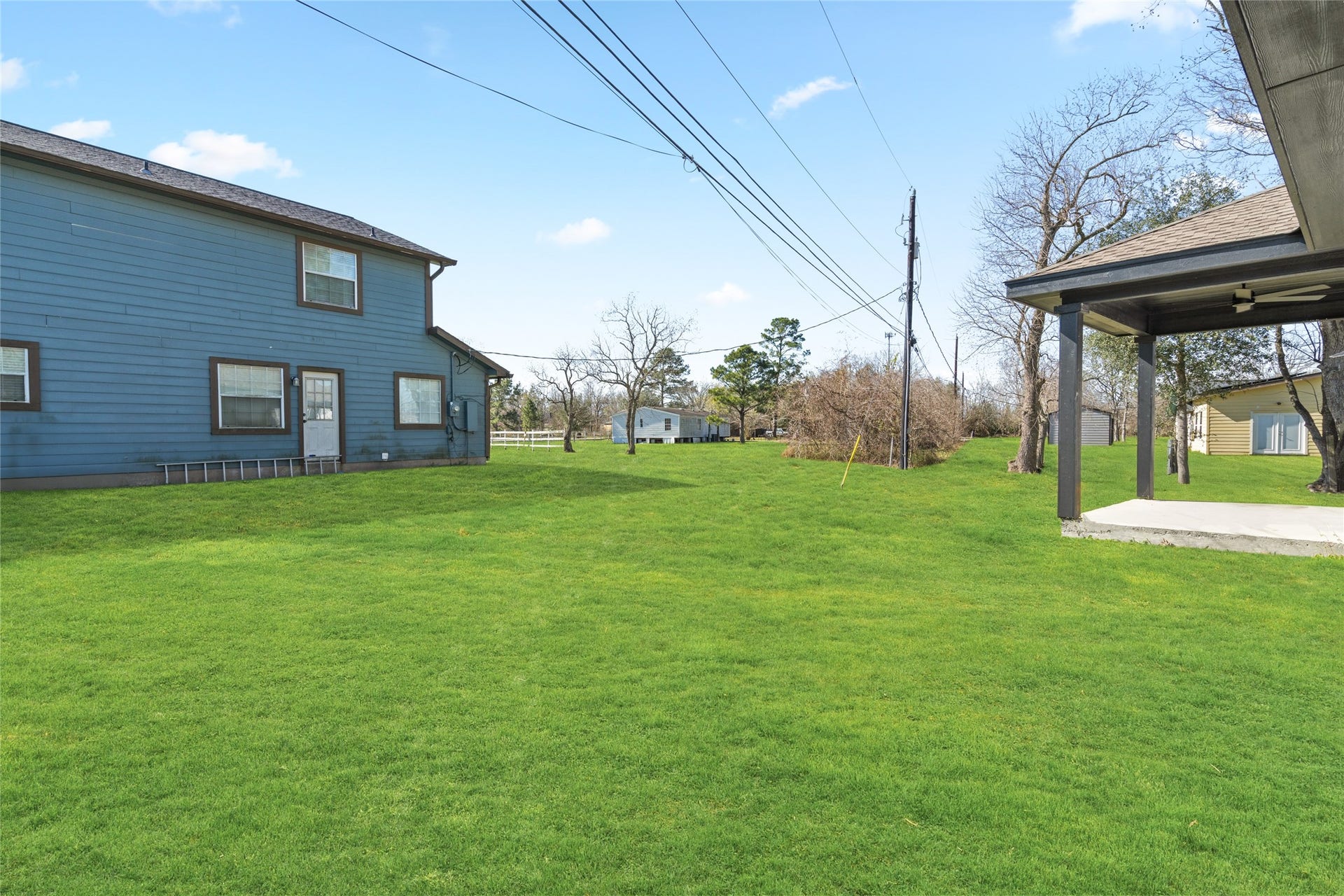 4656 N Teague Street, Rosharon, TX 77583 Open backyard with plenty of room for gardening, play, or entertaining. Fenced-in area offers privacy and security.