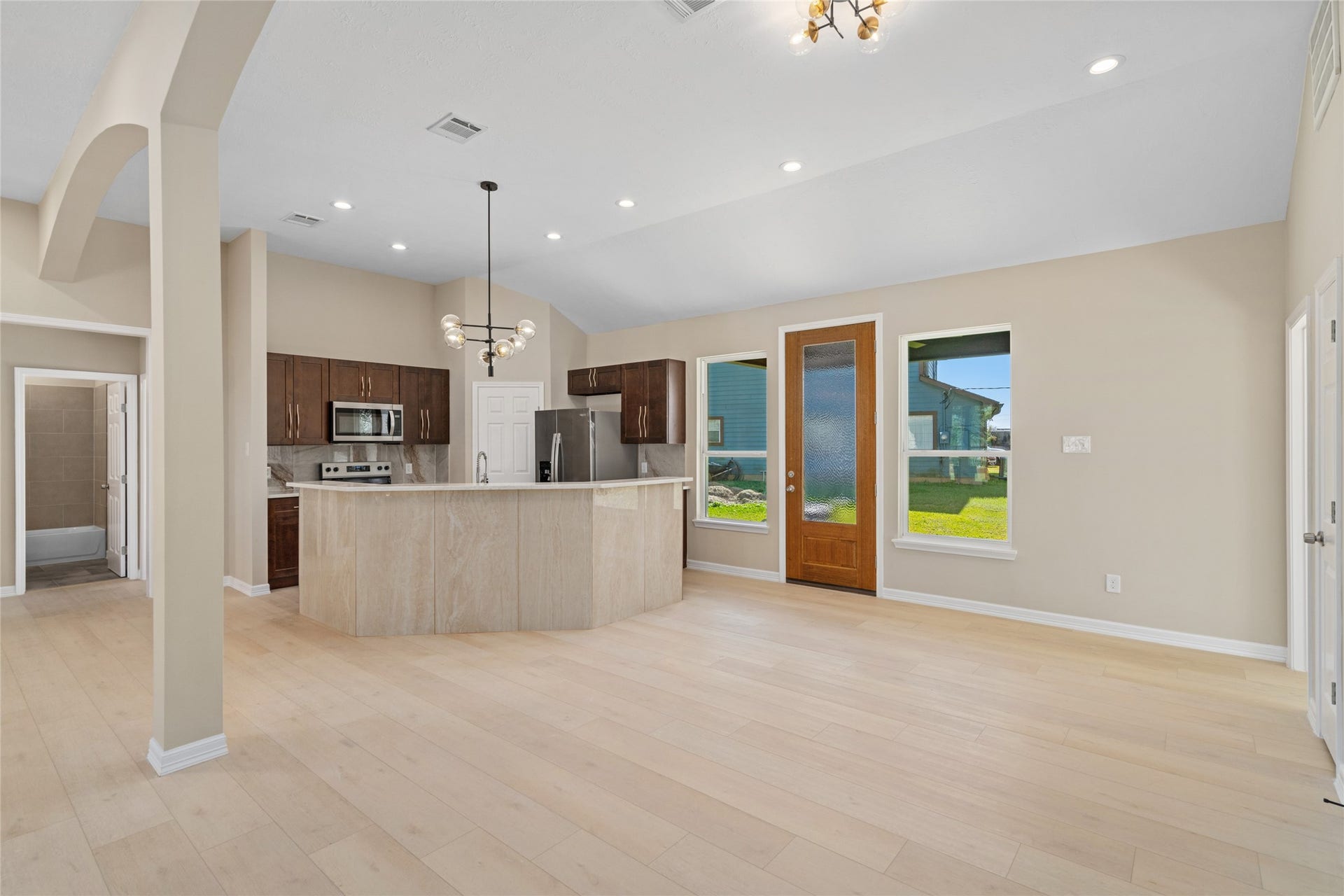 4656 N Teague Street, Rosharon, TX 77583 The light-filled space features
pristine finishes, high
ceilings, and a harmonious
layout that invites effortless
day-to-day living.